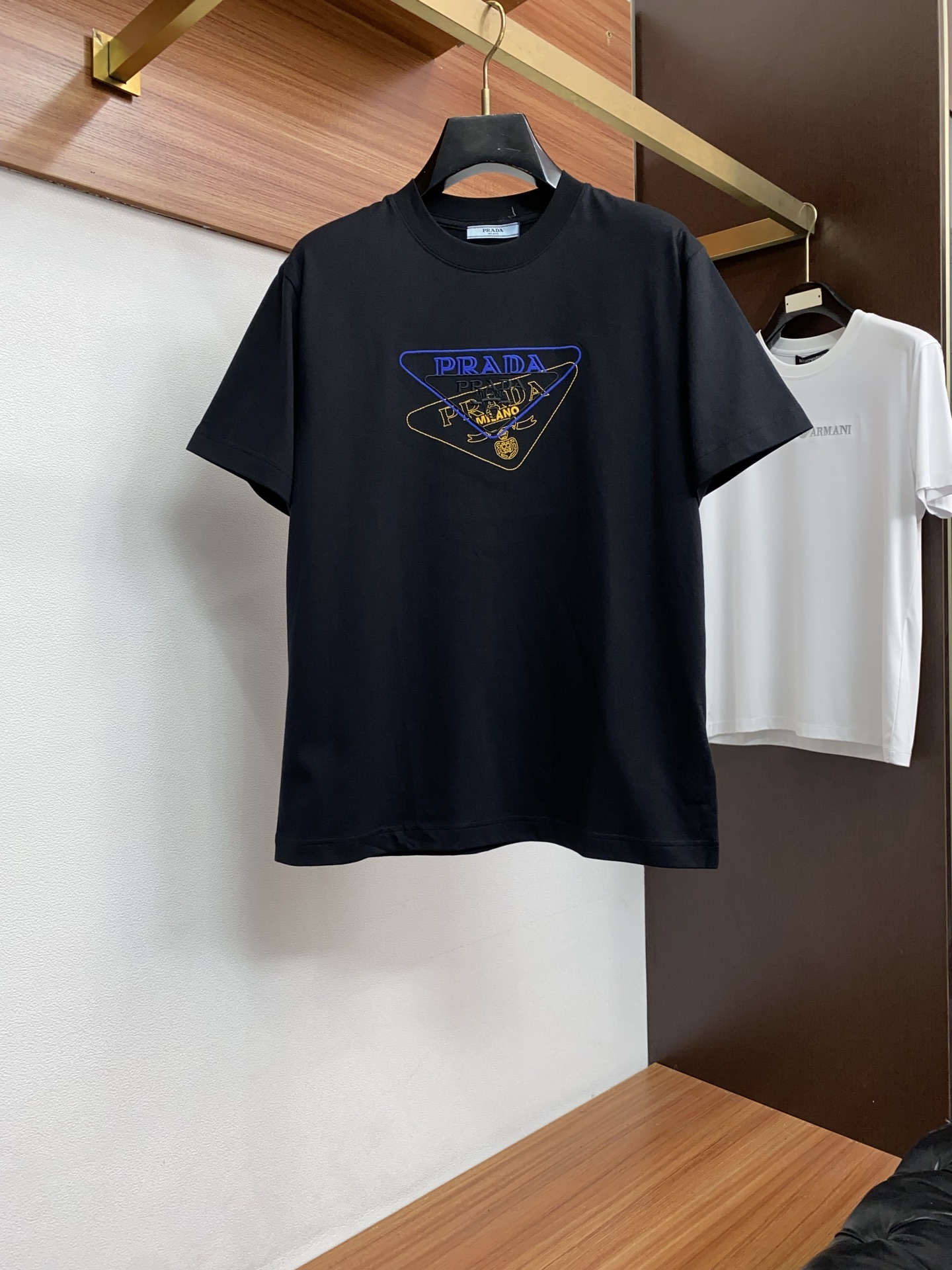 <p>普拉达 ss新工艺logo纯棉质微阔版圆领男士短袖T恤 新季新推系列将标识巧妙融入设计 塑就一系列充满复古风情的运动风单品 在这款百搭T恤上 带着一丝怀旧意蕴的图案低调呈现于衣身 袖口滚边相得益彰 优选特定原版开发双股精棉平纹面料 上身挺阔舒适度佳 外穿内搭随意搭配 M-3xL</p>
