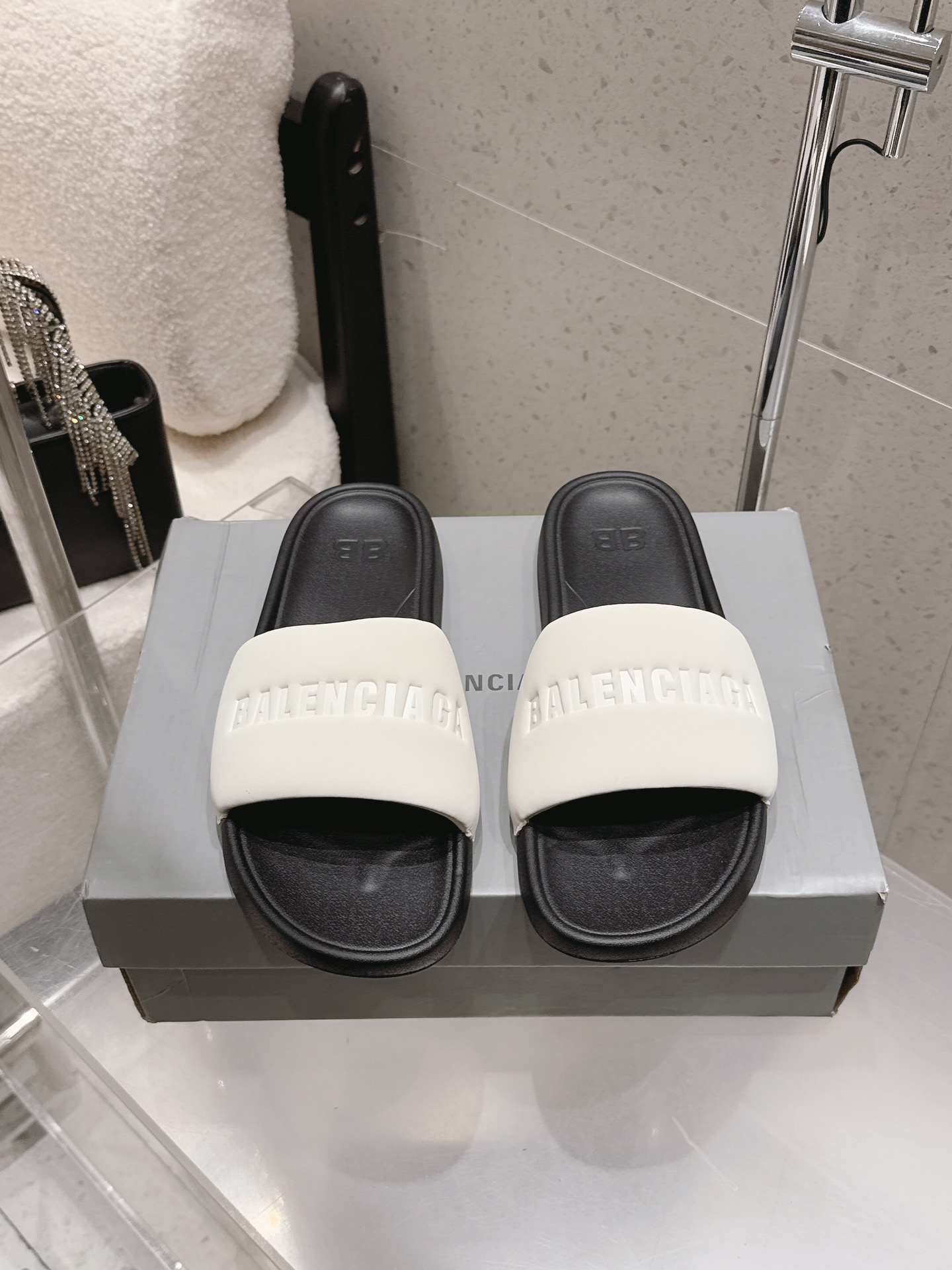 <p>BALENCIAGA 巴黎世家 春夏沙滩拖鞋 系列 国内国外断货王 本系列现已登陆发售 x2</p><p>原厂橡胶材料 独家开模定制logo 超轻发泡大底</p><p>Size  36-42 40 41 42订做不退换 </p>