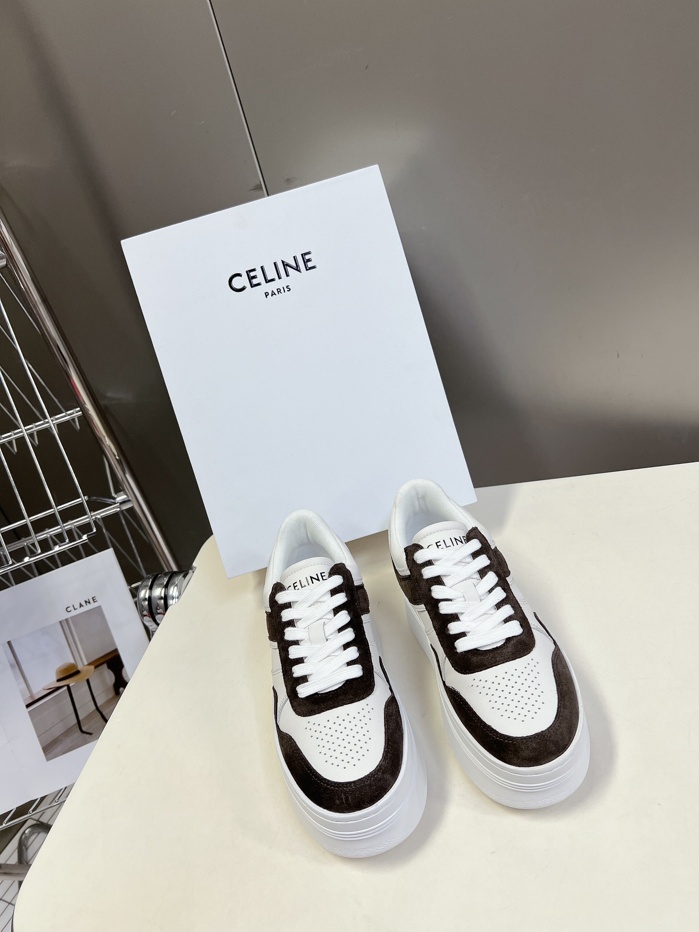 <p> CELINE思琳秋冬厚底小白鞋轻奢风格的小白鞋 超多明星网红种草 简单舒服 干净利落 增高显腿细 无论是单穿还是搭配阔腿裤 高街又复古 一起来做CELINE女孩  鞋面 头层磨砂皮 内里 进口网布大底 原版1 1做法私模大底码数 35-40</p>