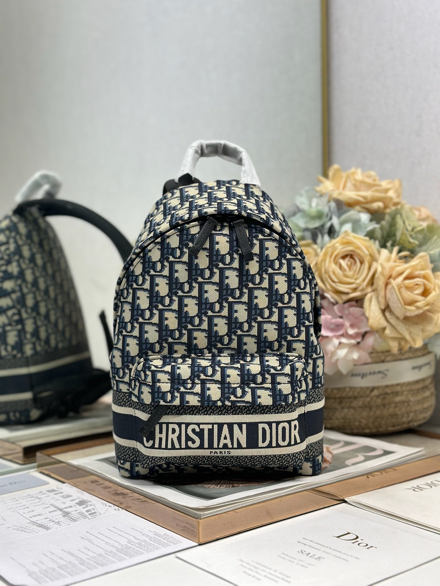 <p> 小号 DiorTravel 双肩背包 蓝布 这款 DiorTravel 双肩背包巧妙融合 Dior 的经典细节与时尚而实用的设计 采用蓝色提花科技面料精心制作 通体饰以 Oblique 印花 正面饰以醒目的 Christian Dior Paris 标志 可肩背或双肩背 型号 6108尺寸 21.5 × 31.5 × 13 厘米 长 x 高 x 宽 </p>