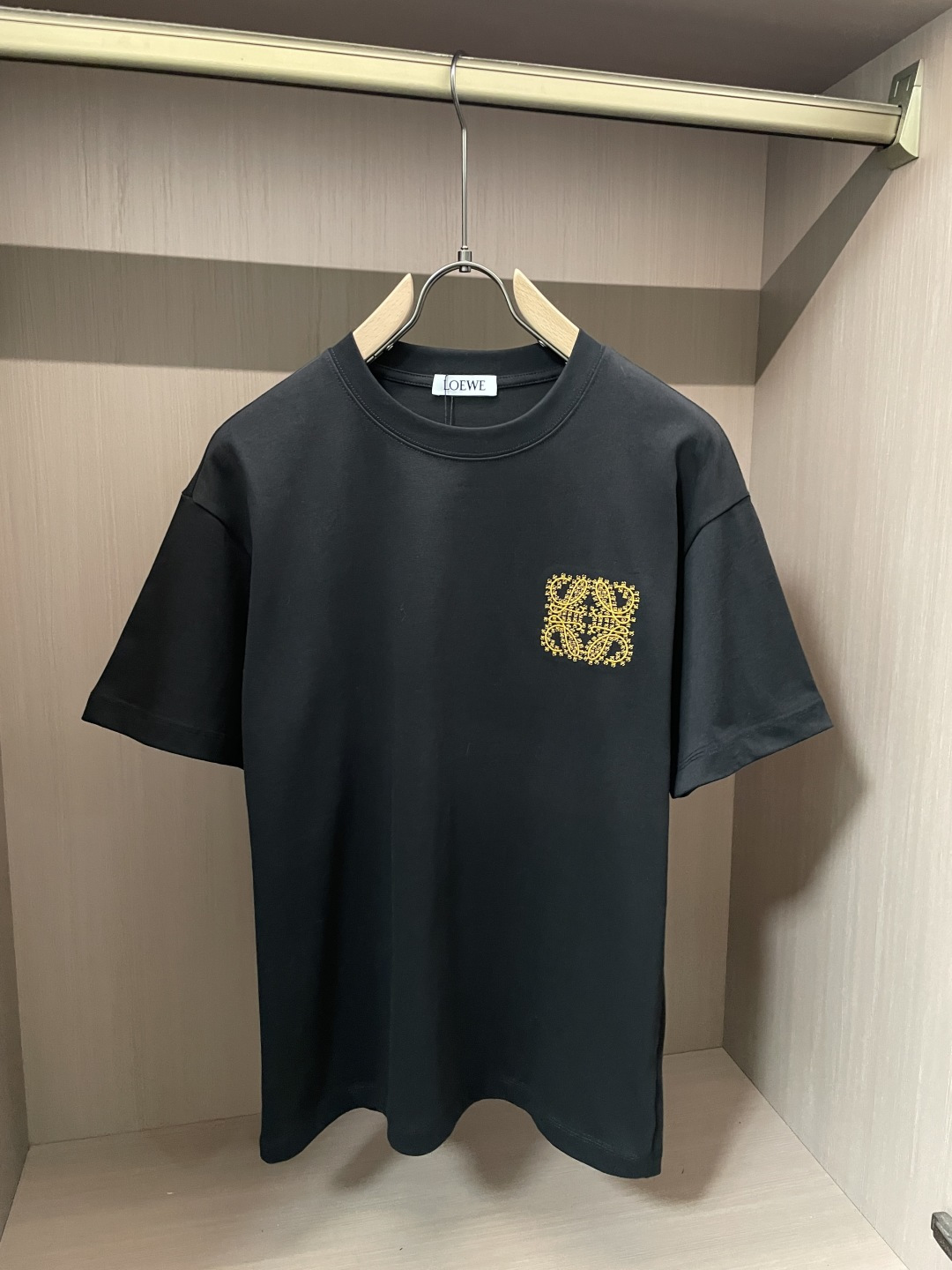 <p>Loewe</p><p>2026春夏款/官网同步</p><p>面料采用重磅纯棉精梳棉面料OS宽松版型 上身版型超正 日常百搭 衣橱必备单品 </p><p>尺码 S-2XL </p>