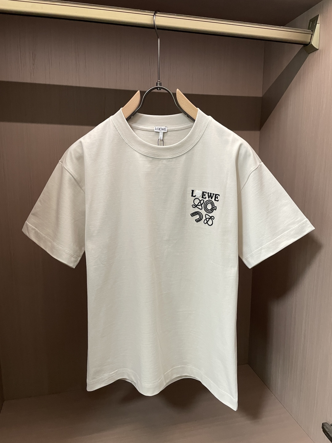 <p>Loewe</p><p>2026春夏款/官网同步</p><p>面料采用重磅纯棉精梳棉面料OS宽松版型 上身版型超正 日常百搭 衣橱必备单品 </p><p>尺码 S-2XL </p>