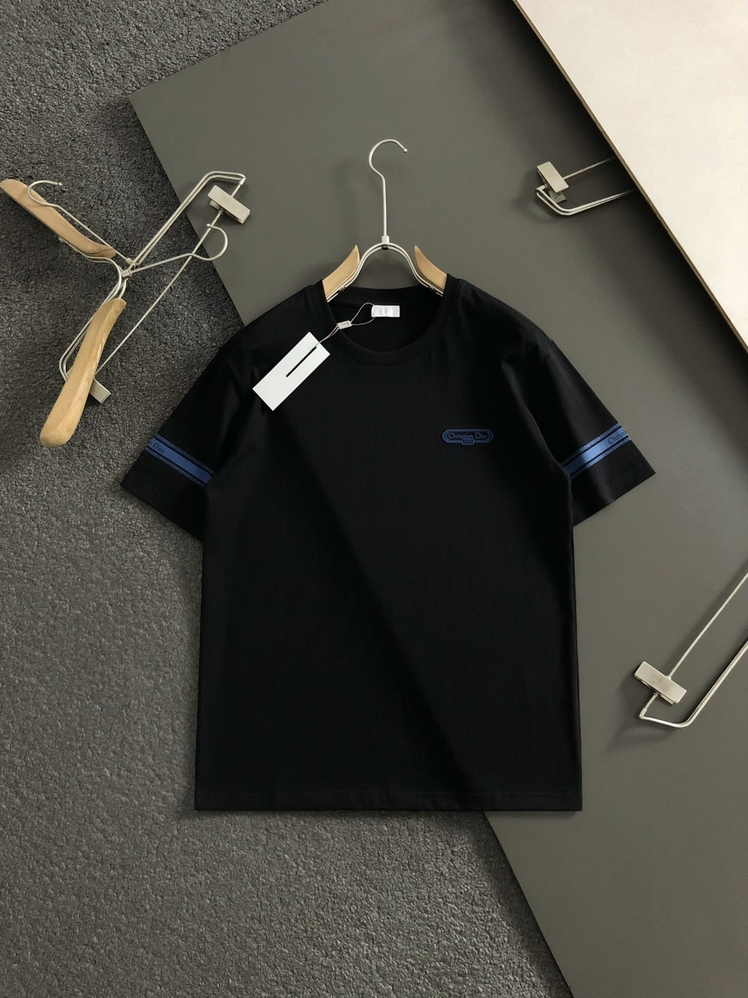 <p> Dir*正码正拍M-xxxl</p><p>2026春夏短袖以云朵棉最新面料蓝色刺绣为主调 巧妙融入袖口印花素 打破传统短袖的单调感 彰显个性与不羁 无论是搭配T恤牛仔裤的休闲look 还是叠的混搭风 都能轻松驾驭 是春夏过渡季不可或缺的时尚单品 </p><p>现货颜色 黑色 白色 </p>
