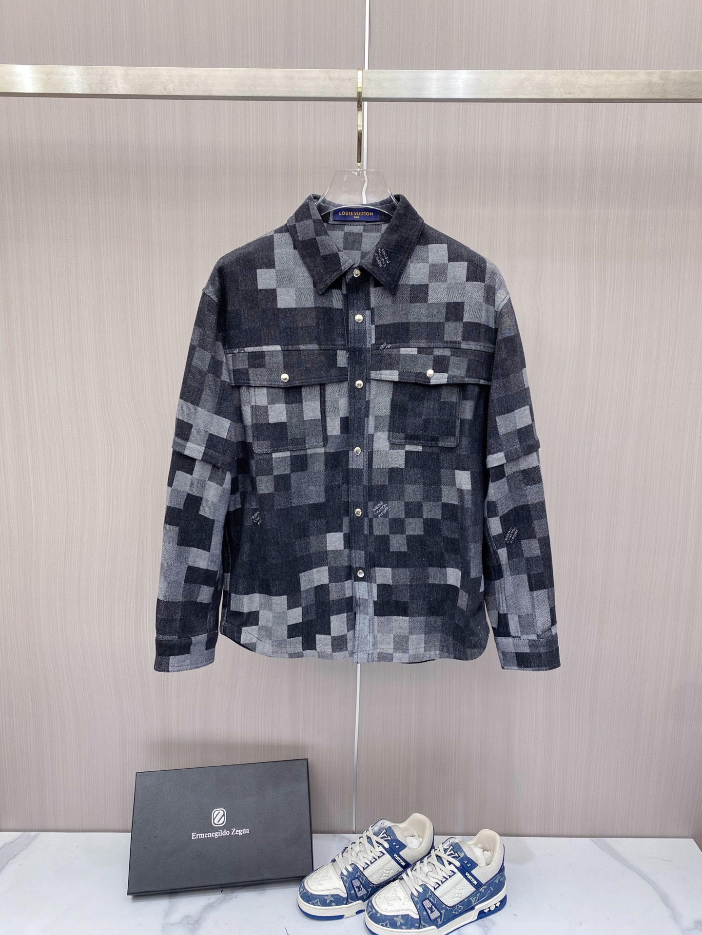 <p> LV 袖子可拆卸 2026ss春季新款夹克牛仔外套全高端版本 高定专柜面料辅料 透气舒适度高 细节无可挑剔 做工考究工艺复杂 呈现休闲裁剪 上身版型超赞</p><p>颜色 黑色 蓝色</p><p>码数 48-56</p>