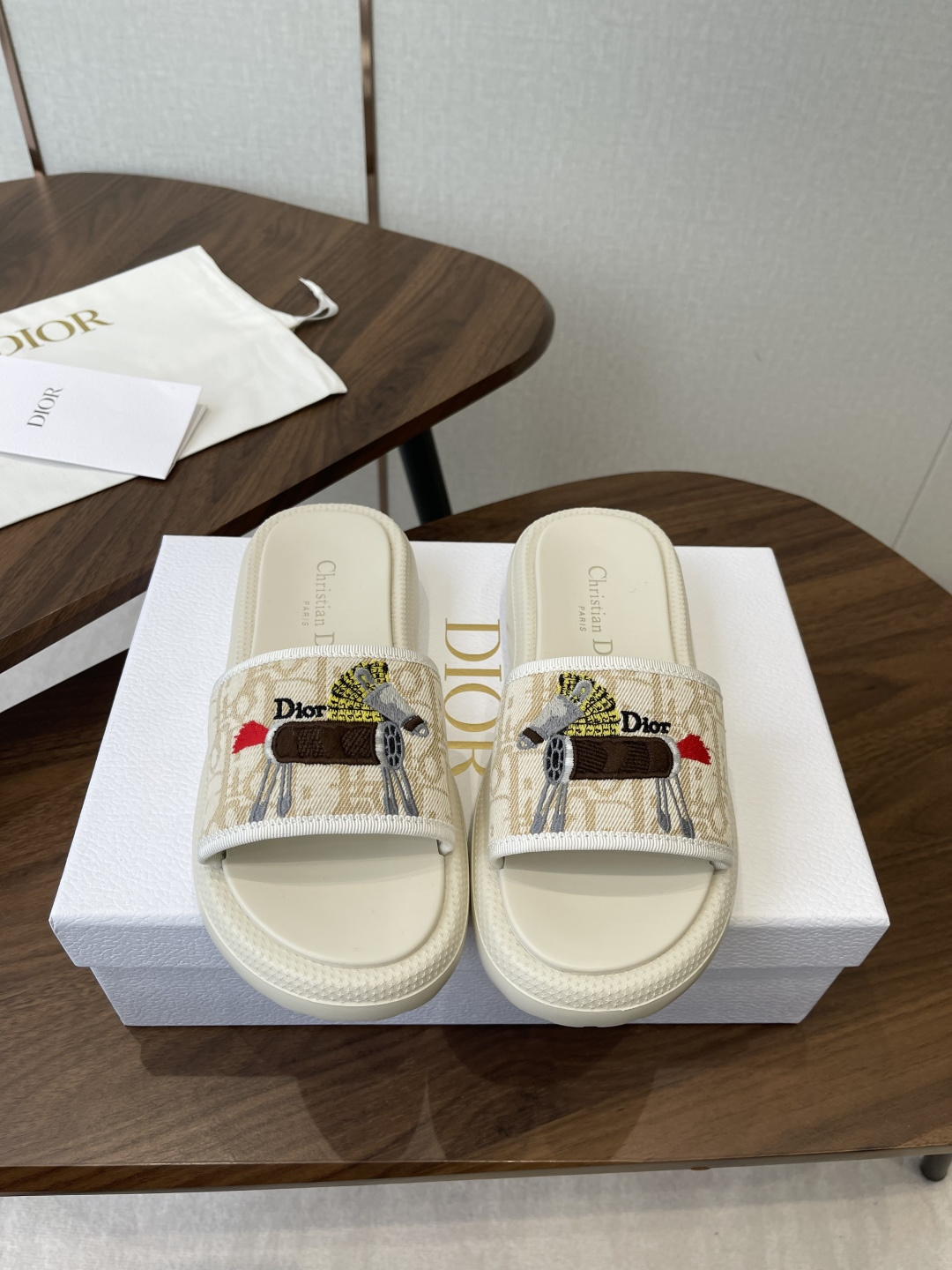 <p>Dior26ss 春夏新款 D字刺绣厚底拖鞋</p><p>特百搭经典款式 此款休闲鞋采用印花网眼织物精心制作 搭配同色调软发泡大底 大底侧边饰以品牌logo 打造经典造型 穿着舒适 可搭配各式造型 彰显摩登风范 </p><p>鞋面内里 原版定制特殊电绣材料</p><p>鞋底 原版IP发泡鞋底 轻便 </p><p>大底厚度 3cm </p><p>码数 : 35-41码 40 41定做不退不换 </p>