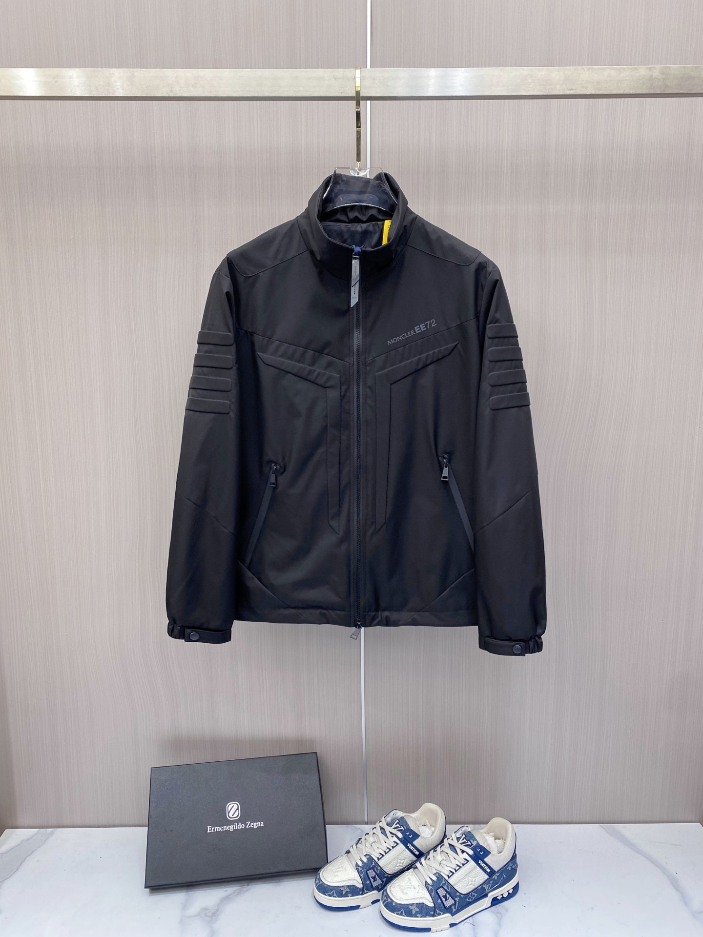 <p> Moncler 蒙口 2026ss春季新款立领夹克外套</p><p>全高端版本 高定专柜面料辅料 透气舒适度高 细节无可挑剔 做工考究工艺复杂 呈现休闲裁剪 上身版型超赞</p><p>颜色 黑色 米色</p><p>码数 48-58</p>