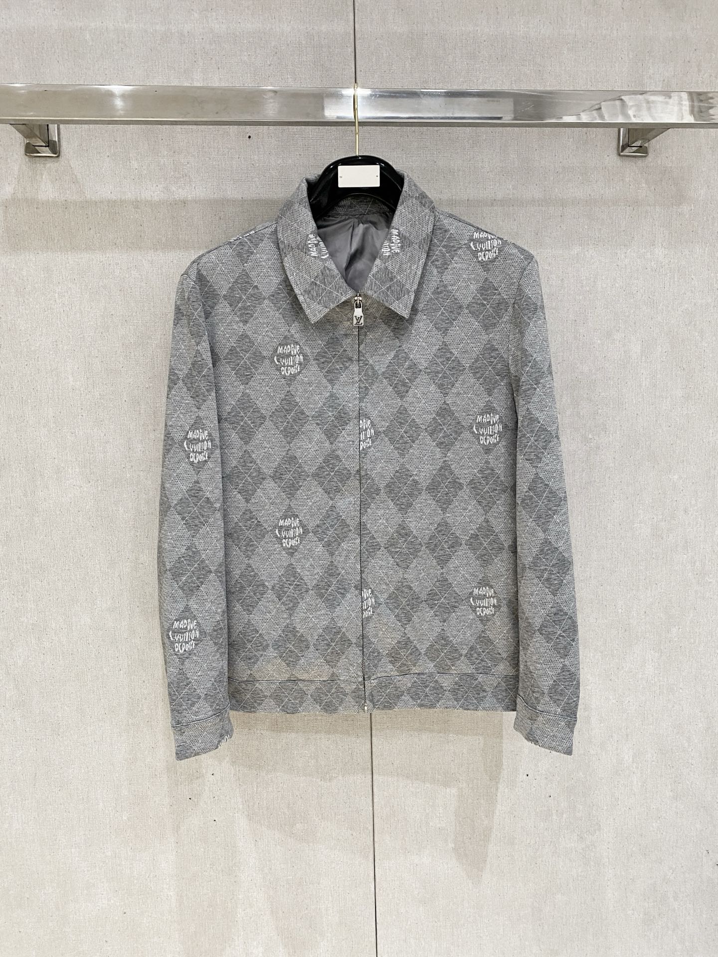 <p> Lv 高品质2026秋冬新款夹克外套 秀场新品 品相非常完美 记忆面料舒适保暖 色泽饱满诱人 非常出彩的设计 轻松将时髦感进阶 做工极为考究严谨 走线工整细致 大牌设计师巨作 上身不显臃肿 超级帅气 码数 M 3XL 48-56 </p>