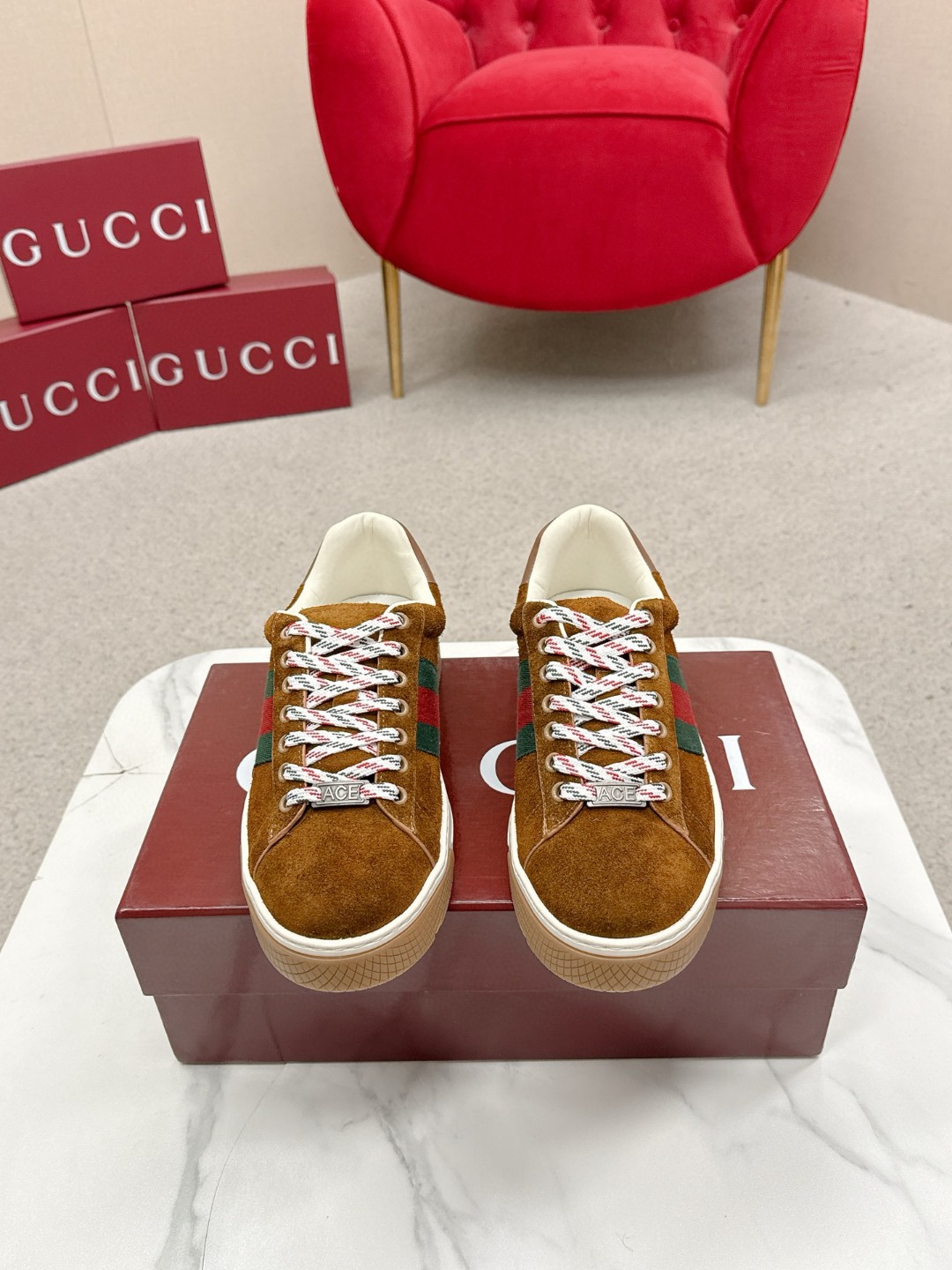 <p>Gucci古驰 最新ACE系列 休闲运动鞋 众明星同款 经典棕色帆布+皮革拼接,侧面红绿条纹超有辨识度 完美鞋楦,日常休闲穿搭都很OK,上脚超美且舒服,潮人必入</p><p> 面料:原版定制进口头层牛皮</p><p> 内里:定制进口牛皮</p><p> 大底:原版开模防滑TPU底</p><p> 底厚:2.5cm</p><p> Size:男款38-45</p>
