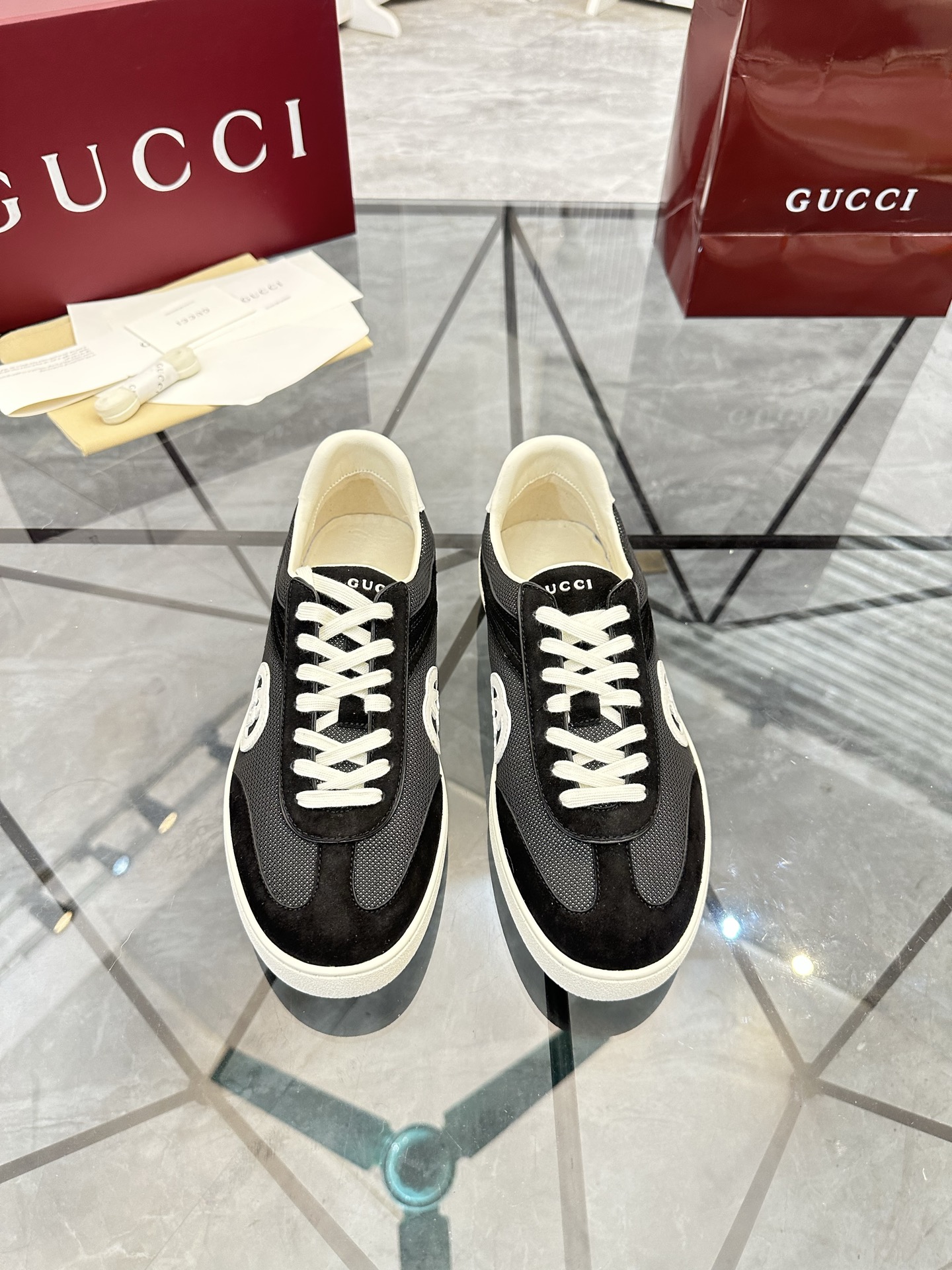 <p>商品商标 Gucci* 古驰* 低帮休闲鞋</p><p>正码码数:  35-44(可订做45)情侣款</p><p>商品材料 鞋面进口头层磨砂皮拼接原版材料 羊皮内里 原版大底 </p><p>编        号 H230</p>