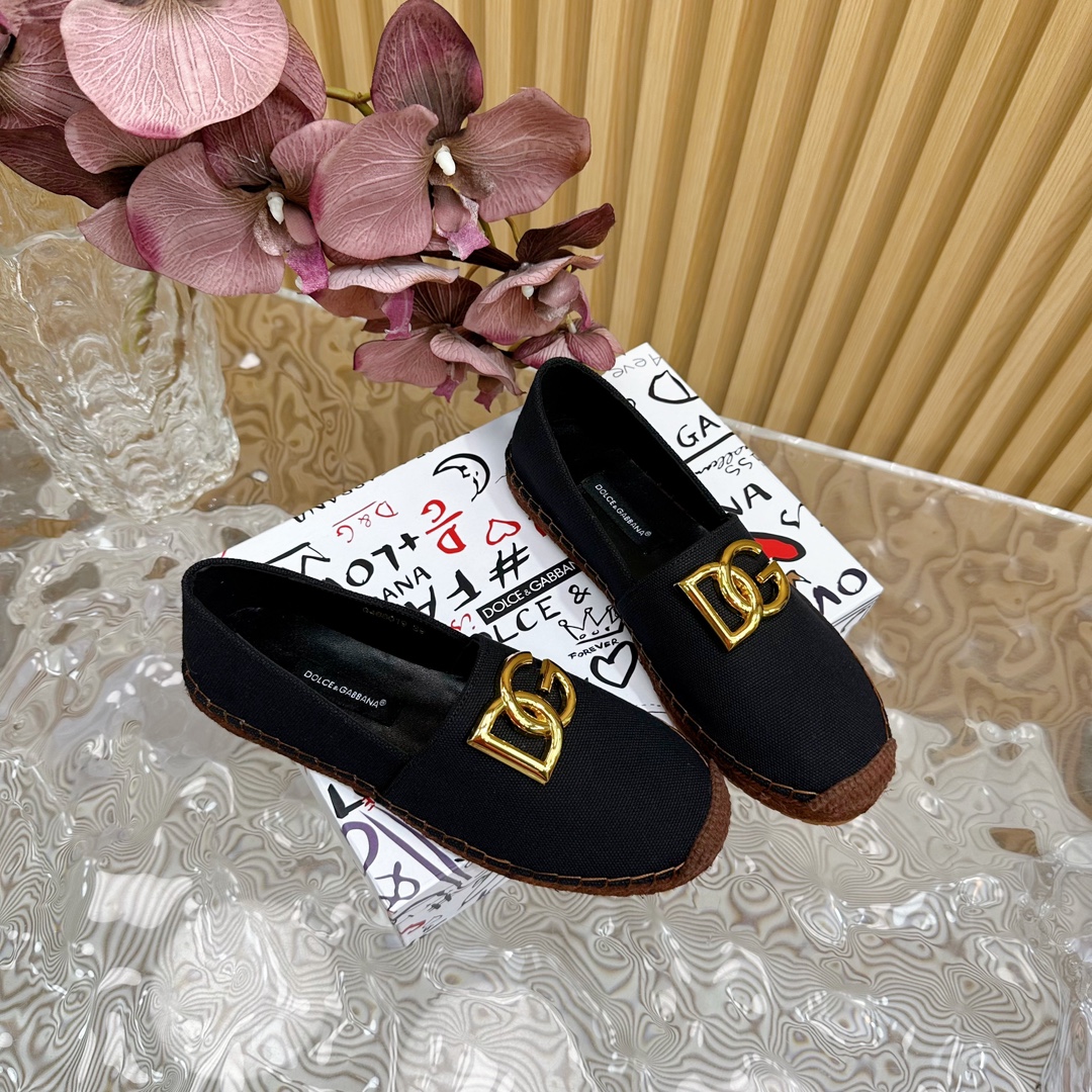 <p>高版本 Dolce Gabbnna杜嘉.班纳压花渔夫鞋</p><p>D G麻底渔夫鞋 DG的风格真是越来越时尚了 超美的色彩搭配 让人一眼就爱上它清凉一夏感觉鞋面是三滴打印牛仔布 非常精美</p><p>内里绵羊皮 上脚舒适 原版进口生胶大底 防滑耐磨</p><p>面料 原版帆布</p><p>码数 35-41 40 41定制 </p>