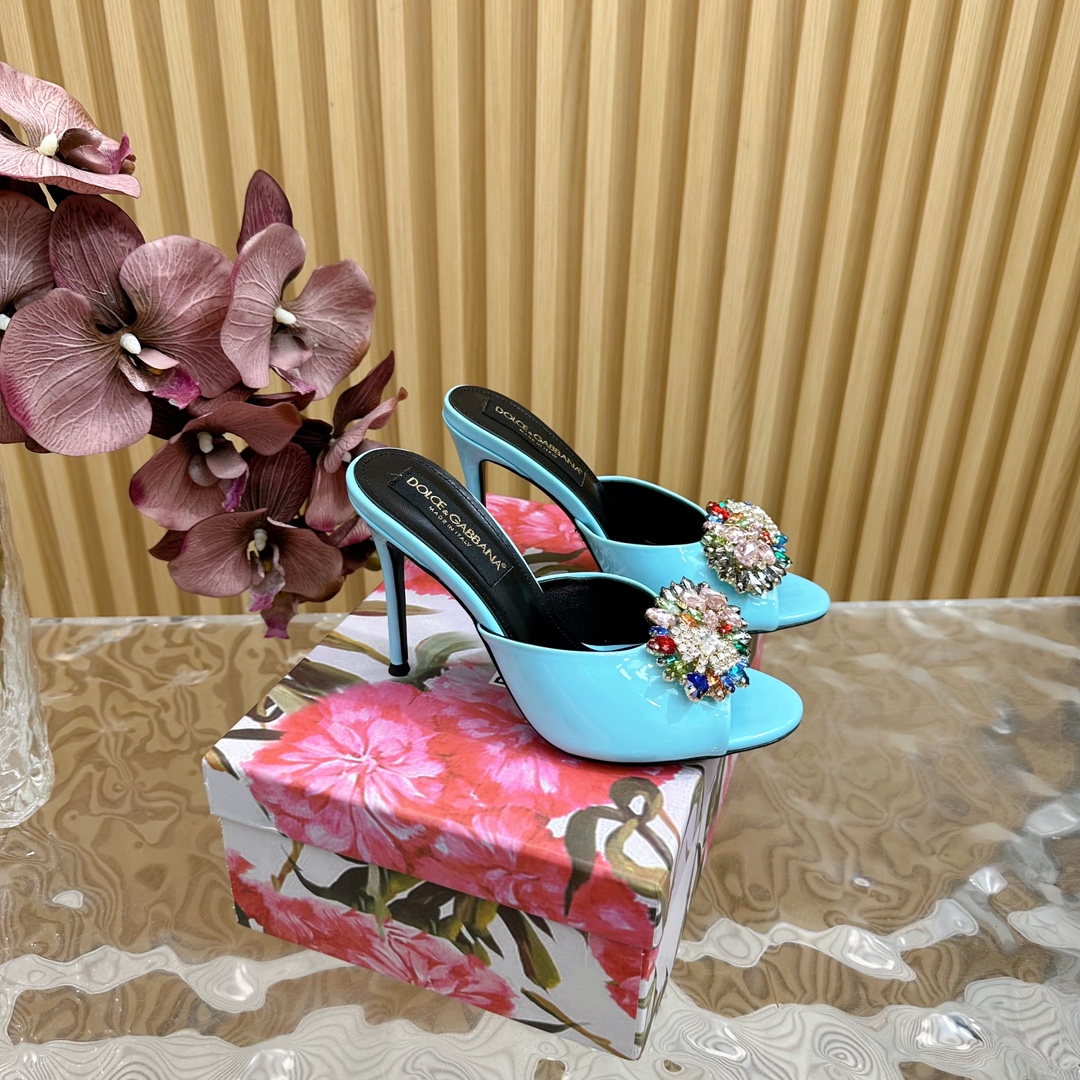 <p>杜嘉班纳Dolce Gabbana绝美复古水钻凉拖</p><p>意式经典奢华高跟鞋</p><p>火力全开 创意无限 由于意大利女性特别讲究穿着和饰品 所以Dolce Gabbana的设计风格都相当华丽 小到皮草制的复古提包到各种绣满图案的及膝袜 都有极具浓厚的杜嘉班纳气息</p><p>杜嘉班纳的设计讲究情感 传统和文化的结合</p><p>祖母翡翠绿的牛皮鞋身 加持活灵活现的重工艺</p><p>做工是超级细致 搭配水钻的金属扣环 虽然设计简单 却让人对这双鞋移不开眼 优雅又高贵</p><p>鞋面 复古真丝</p><p>内里 羊皮</p><p>跟高 10cm</p><p>鞋底 真皮</p><p>码数 35-39 40.41 42订 </p><p>杜嘉班纳原版一比一包装</p>