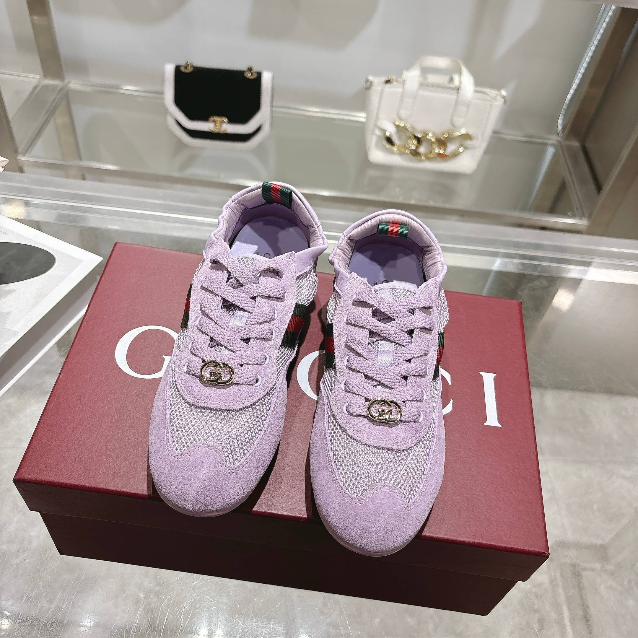 <p>GG橡筋鞋超级轻盈柔软到可以卷起来的一双跳舞鞋棕色牛反绒面+GG布 精心缀饰GG五金扣 轻盈质感与闪耀外观兼具 鞋口羊皮包缝橡筋工艺 张驰有度 驰骋随心所欲 羊皮+乳胶垫脚 TPU鞋底  35-40码 紫色</p>