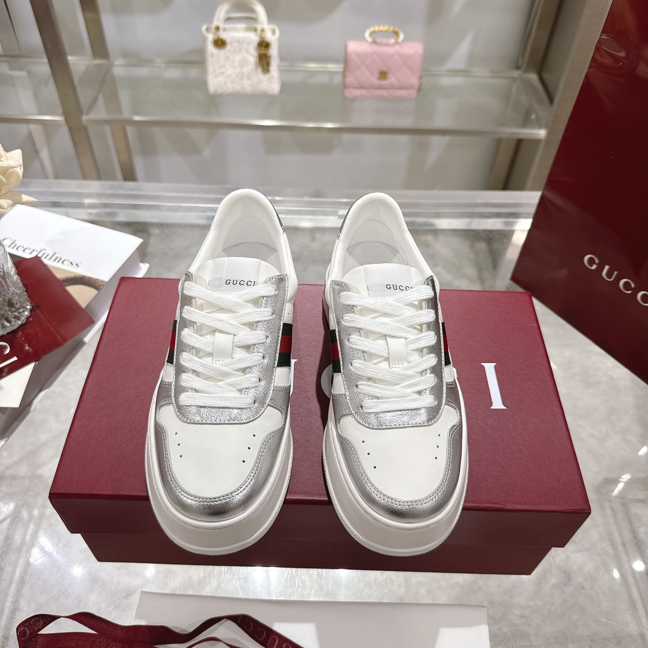 <p>GG 专柜最新情侣款厚底饼干鞋</p><p> 代购级别 GG最新IP轻质厚底饼干鞋上脚秒内增高4CM   简约 好搭且复古韵味十足 鞋舌最新防伪布标 且带电子芯片防伪 GG 26早春new专柜最新情侣款厚底小白鞋   鞋面采用进口环保水染小牛皮 +成型乳胶鞋垫 原版IP轻质大底 一体射出成型超舒服有弹力 不要拿市面上普通TR大底来比价格 比舒适度 不是一个档次 不是一个级别  尺码  女款35-40 男款39-45</p>
