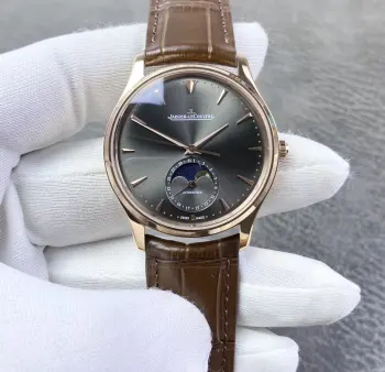 <p>积家月相大师系列正装男表Q1368420.意大利牛皮  表壳直径39mm 厚度9.9mm 数控精雕立体月相盘 完美还原原装 搭载Miyota9015魔改一体Cal.925/1机芯 镂空链条盒让机芯看起来 更积家  自动陀电镀了特调的K金色 并非市场上普通的红玫瑰金 实实在在匠心打造 Gr 厂出品 出货实拍</p>