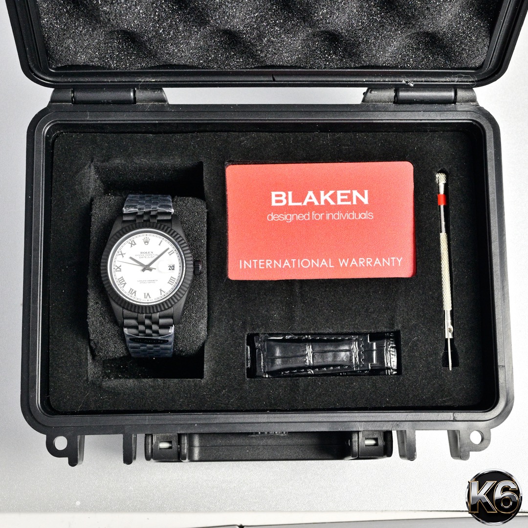 <p>劳力士 日志型 41mm</p><p>Rolex Datejust 41mm</p><p>BLAKEN 全黑定制</p><p>BLAKEN Full Black Custom</p><p>德国DLC哑光黑化</p><p>German DLC Matte Black Coating</p><p>蚝式精钢表壳 + 五珠链表带</p><p>Oystersteel Case   Jubilee Bracelet</p><p>蓝宝石镜面 + 经典日期窗</p><p>Sapphire Crystal   Date Window</p><p>日本Miyota 82 Series自动上链机芯 稳定可靠</p><p>Japan-Made High-Precision Automatic Movement</p><p>全黑硬核质感 低调又高级</p>