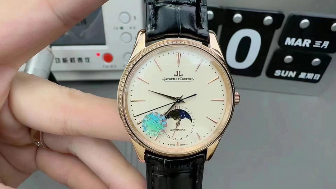 <p>白壳ZF 积家 JL 月相大师系列 RM6 表壳直径39mmX9.9mm与原装同步 六点钟的子盘拥有阳历阴历 月相 双期显示 月相一月转一圈 功能和正品一致  技术突破 采用9015改积家自产Cal.925/1机芯 功能百分百同步原装自产机芯 走时稳定 素质坚挺  细节突破 从侧面观察腕表盘面发现有微微的弧度 ZF为了达到这一效果 耗时费力多次调整模具 确保神韵和感觉能与原装相媲美 积家月相大师 满足您对月相的一切美好情怀 </p>