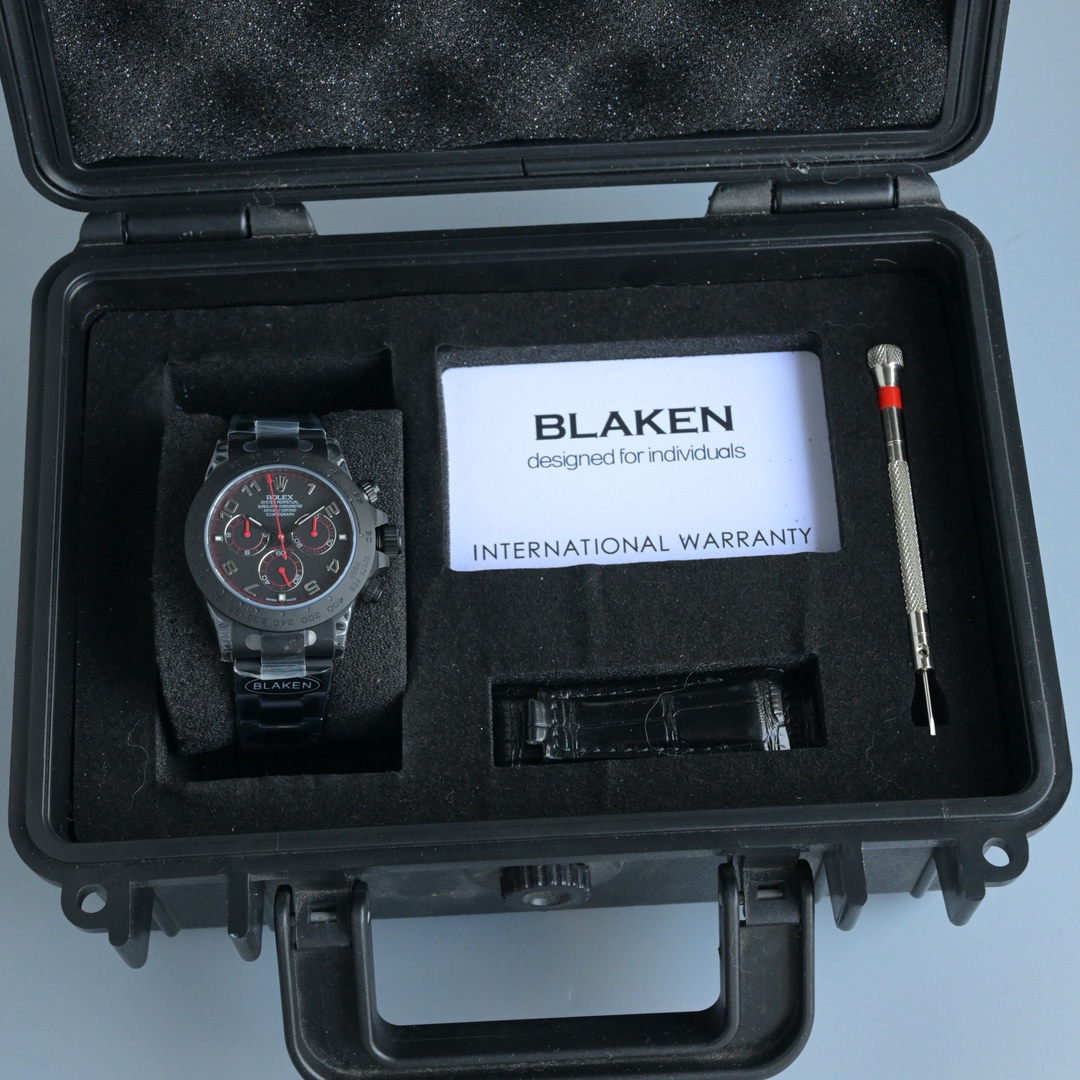 <p>BLAKEN重磅升级款来了 </p><p>第六代迪通拿碳黑复刻版 40mm上手绝了 贴心设计 </p><p>蚝式保险扣防意外打开 实心链结戴久了也舒服 操作还特简单 低调又有面儿 这波升级真的可 </p>