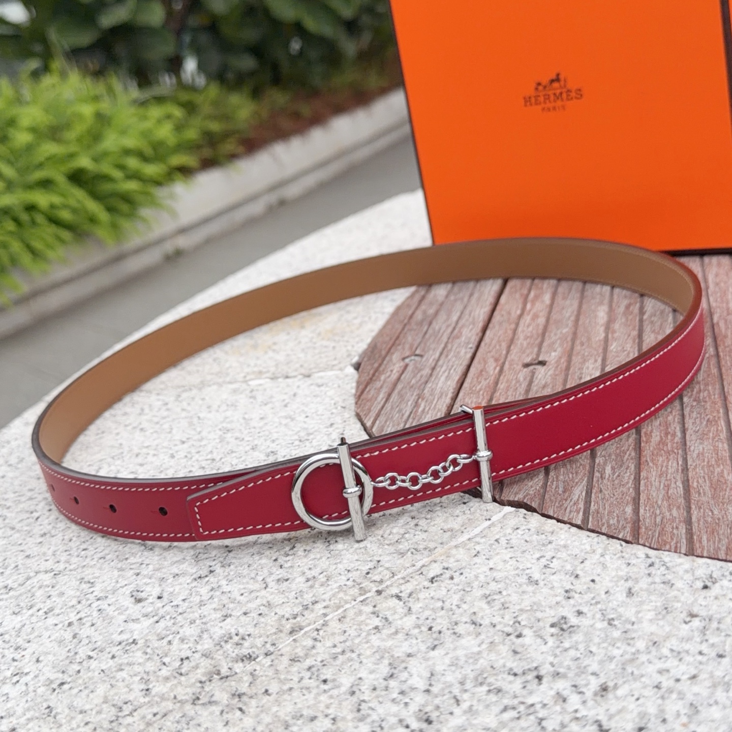 <p> Hermes 爱马仕女款皮带 原单品质 进口头层牛皮 25mm宽 搭配官网新款金/银扣 </p>