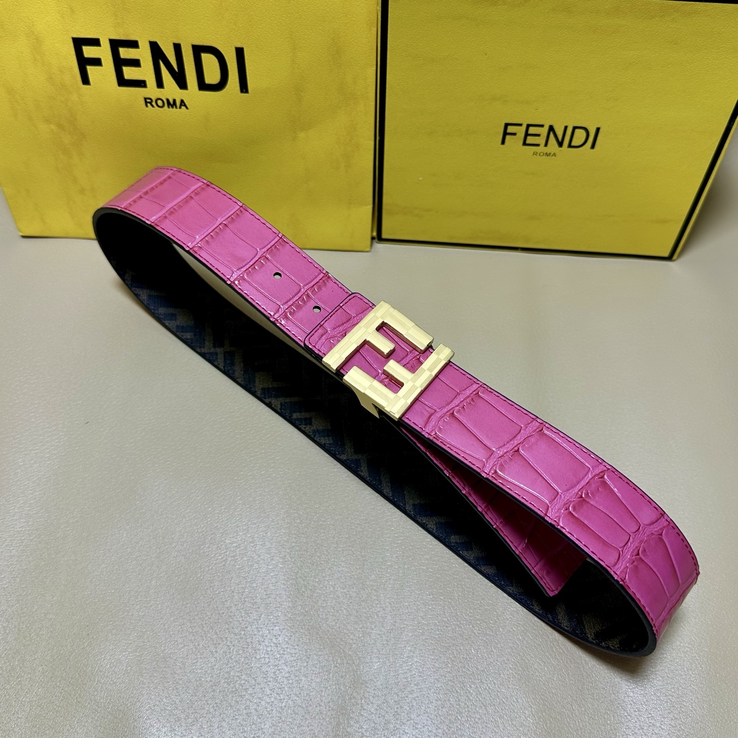 <p> FENDI 芬迪 专柜同款 宽4.0CM 双环正反用腰带 FF按钉搭扣 咖啡色Cuoi Romano皮革材质 反面面料带有烟草黄和黑色FF图案 四方金属饰面 时尚经典 百搭款</p>