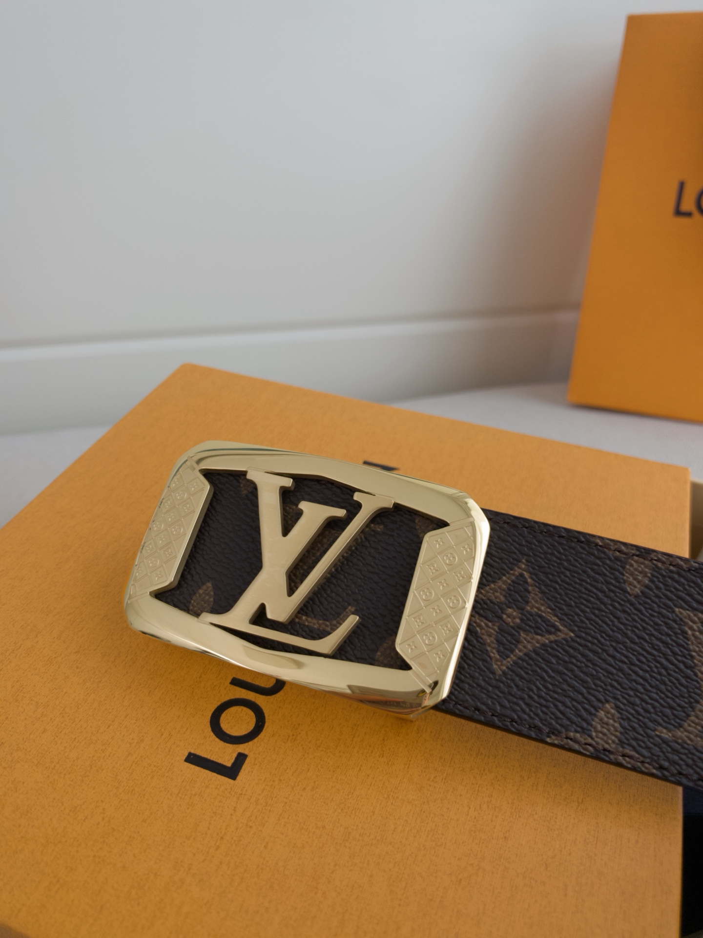 <p> LV 路易威登 </p><p> 代工厂货品 40mm宽度 正品一体铸造五金钢扣 原厂皮料 双面原厂定制牛皮面料 区别市场货</p>