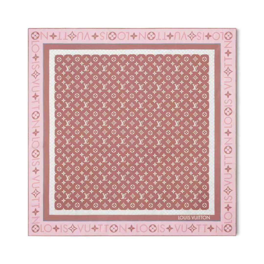 <p>LV新款真丝方巾</p><p>Monogram Infinity 方巾依托印花和提花针织工艺将 Monogram 图案巧妙铺陈于莹润桑蚕丝 再以 Damier 饰边与织纹标识彰示品牌风范 瞬间俘获视觉焦点 </p><p>90 x 90 厘米</p><p>(高 x 长度)</p><p>100% 桑蚕丝</p>
