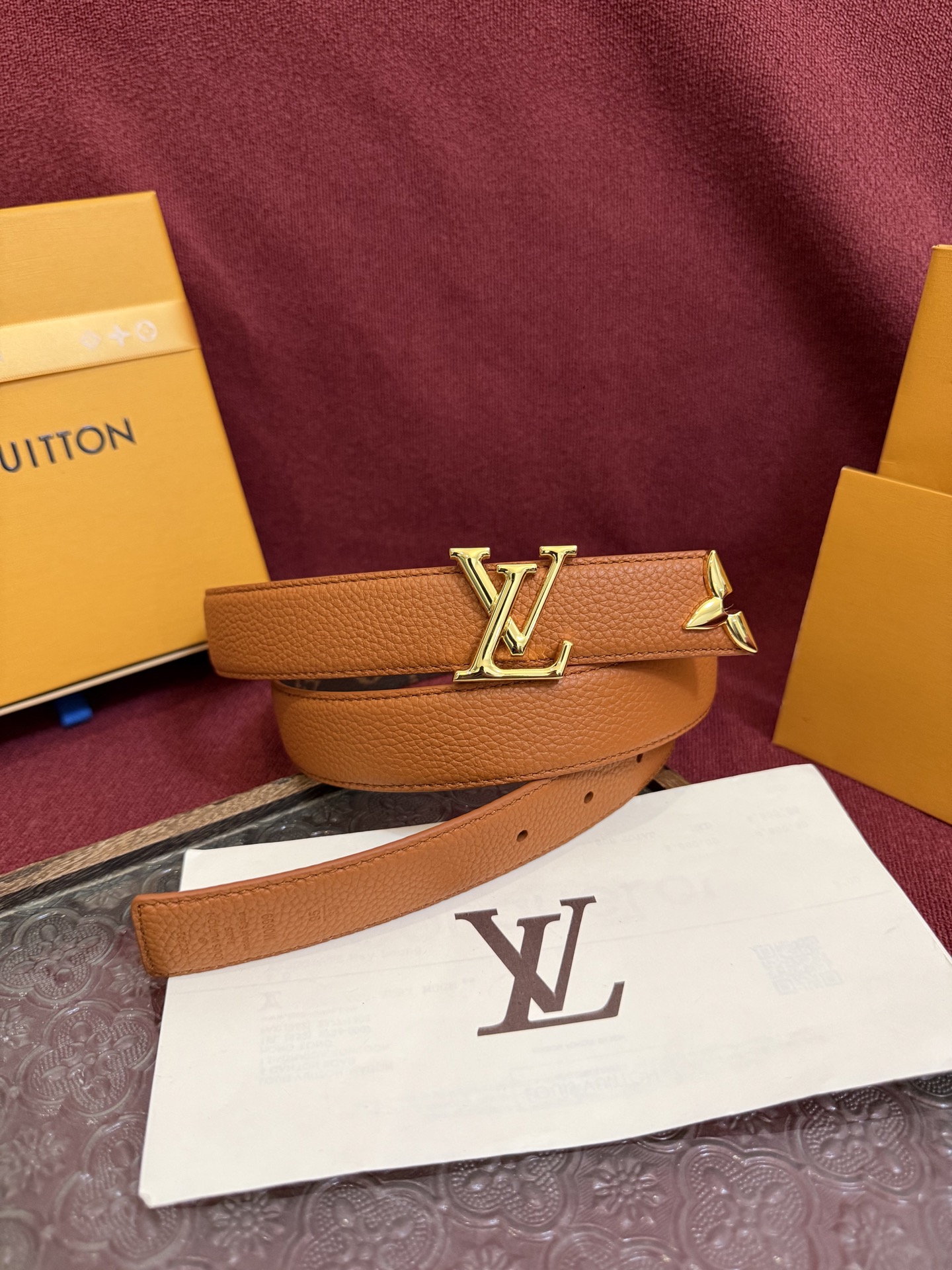 <p> 本款 3.0cm Pretty LV 双面腰带凝聚路易威登的奇巧匠艺 由 Monogram 花卉取下的部分点缀末端 与 LV 字母搭扣共同闪烁金属光泽 细腻皮革和 Monogram 帆布分饰两面 </p>