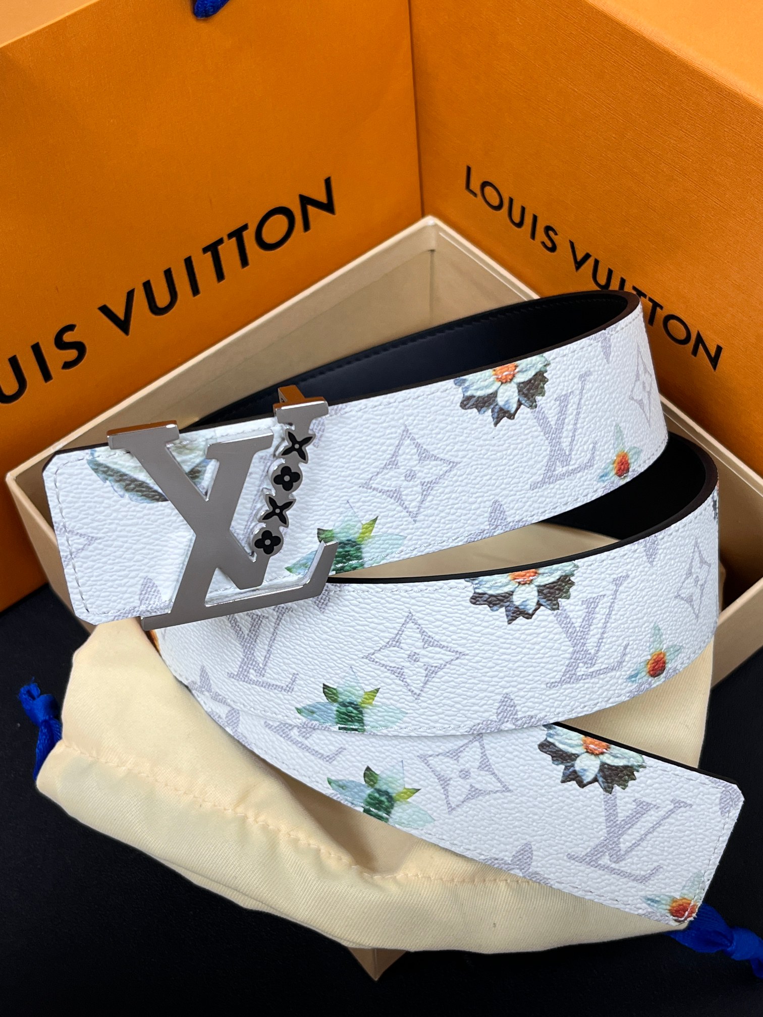 <p> LV 路易威登 40mm宽度 正品一体铸造五金钢扣 原厂皮料 双面原厂定制牛皮面料 </p>