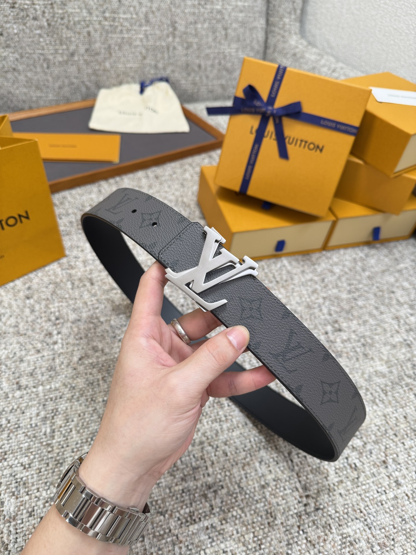 <p> LV 路易威登 40mm宽度 正品一体铸造五金钢扣 原厂皮料 双面原厂定制牛皮面料 </p>