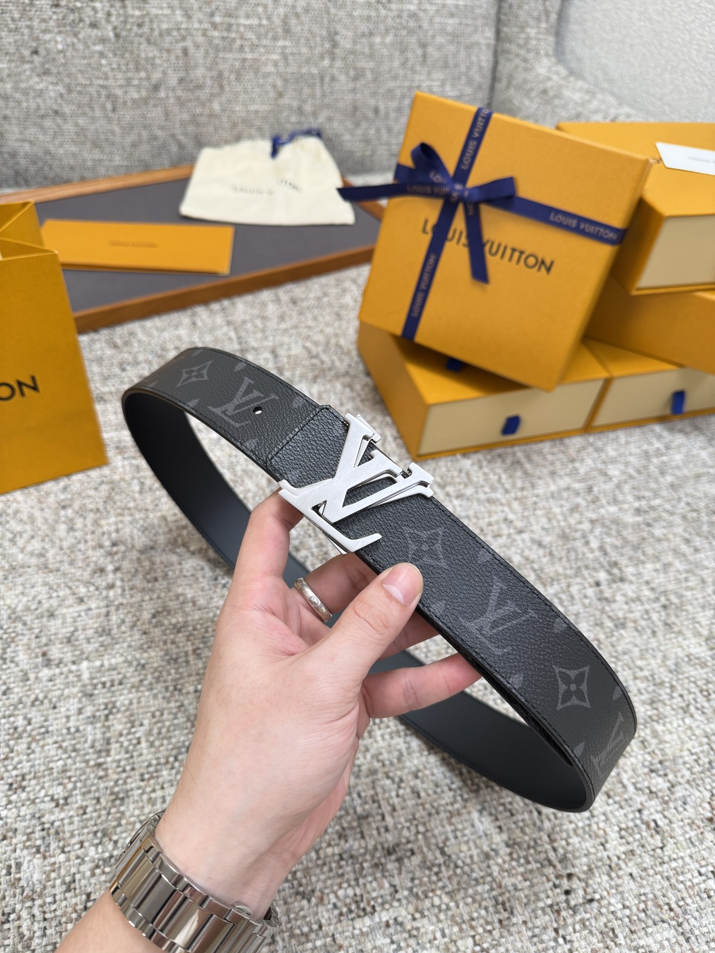 <p> LV 路易威登 40mm宽度 正品一体铸造五金钢扣 原厂皮料 双面原厂定制牛皮面料 </p>