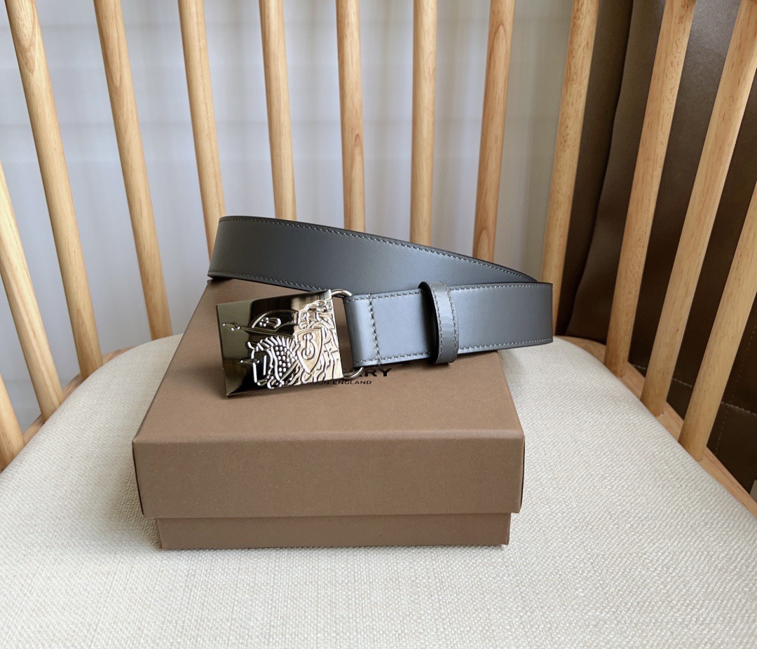 <p> Burberry 巴宝莉专柜同步上新马术骑士饰牌搭配对比感缉明线细节 饰牌搭扣装饰品牌专属标识图案 宽:3.5cm 精致优雅 简单大方</p>