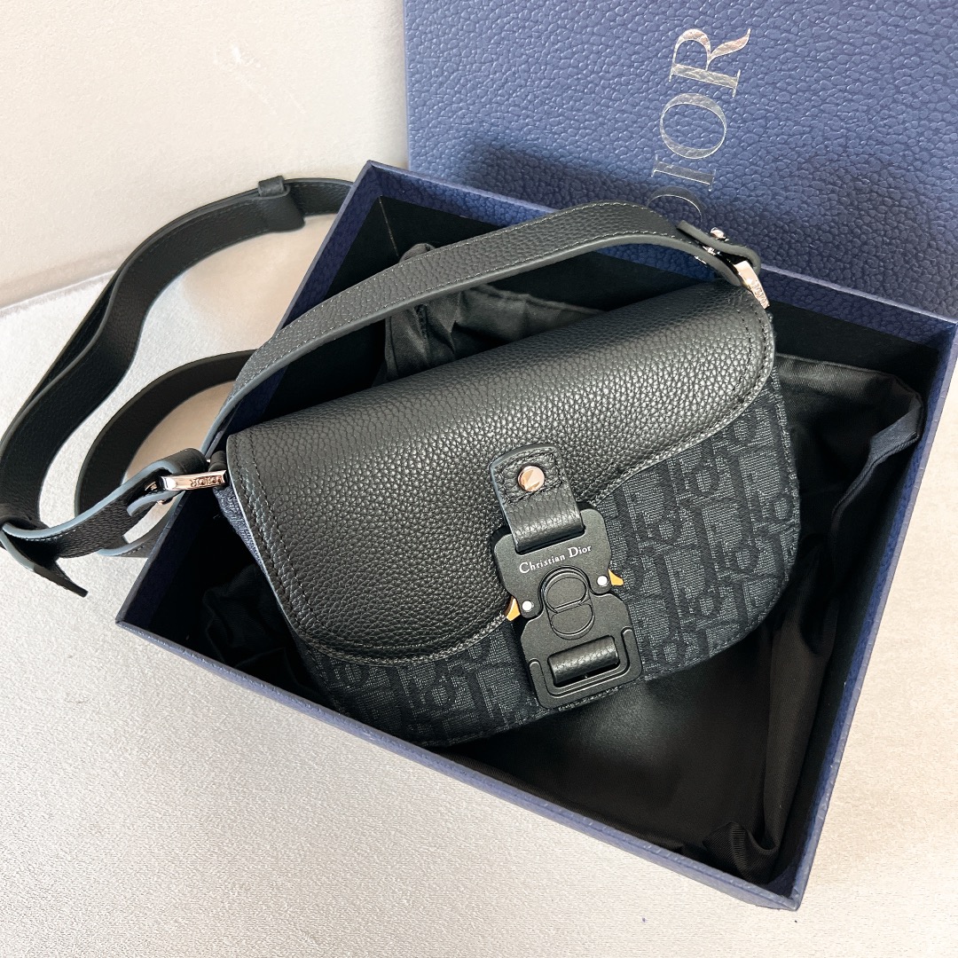 <p> 新品男士马鞍信使包</p><p>老花搭配荔枝纹牛皮经典时尚</p><p>翻盖造型设计搭配铝扣超级fashion</p><p>外观简约而新颖</p><p>内部空间利落宽敞</p><p>包身整体风格随性感和时尚感兼具</p><p>可肩背或斜挎</p><p>帅气潇洒</p><p>时髦百搭又日常的一款包包</p><p>特别适合出行游玩</p><p>尺寸 19.5*13*4.3cm</p>