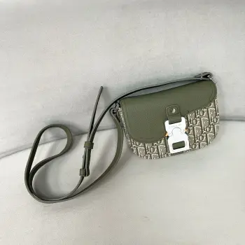 <p> 新品男士迷你马鞍信使包</p><p>老花搭配荔枝纹牛皮经典时尚</p><p>翻盖造型设计搭配铝扣超级fashion</p><p>外观简约而新颖</p><p>内部空间利落宽敞</p><p>包身整体风格随性感和时尚感兼具</p><p>可肩背或斜挎</p><p>帅气潇洒</p><p>时髦百搭又日常的一款包包 </p><p>特别适合出行游玩</p><p>尺寸 19.5*13*4.3cm</p>
