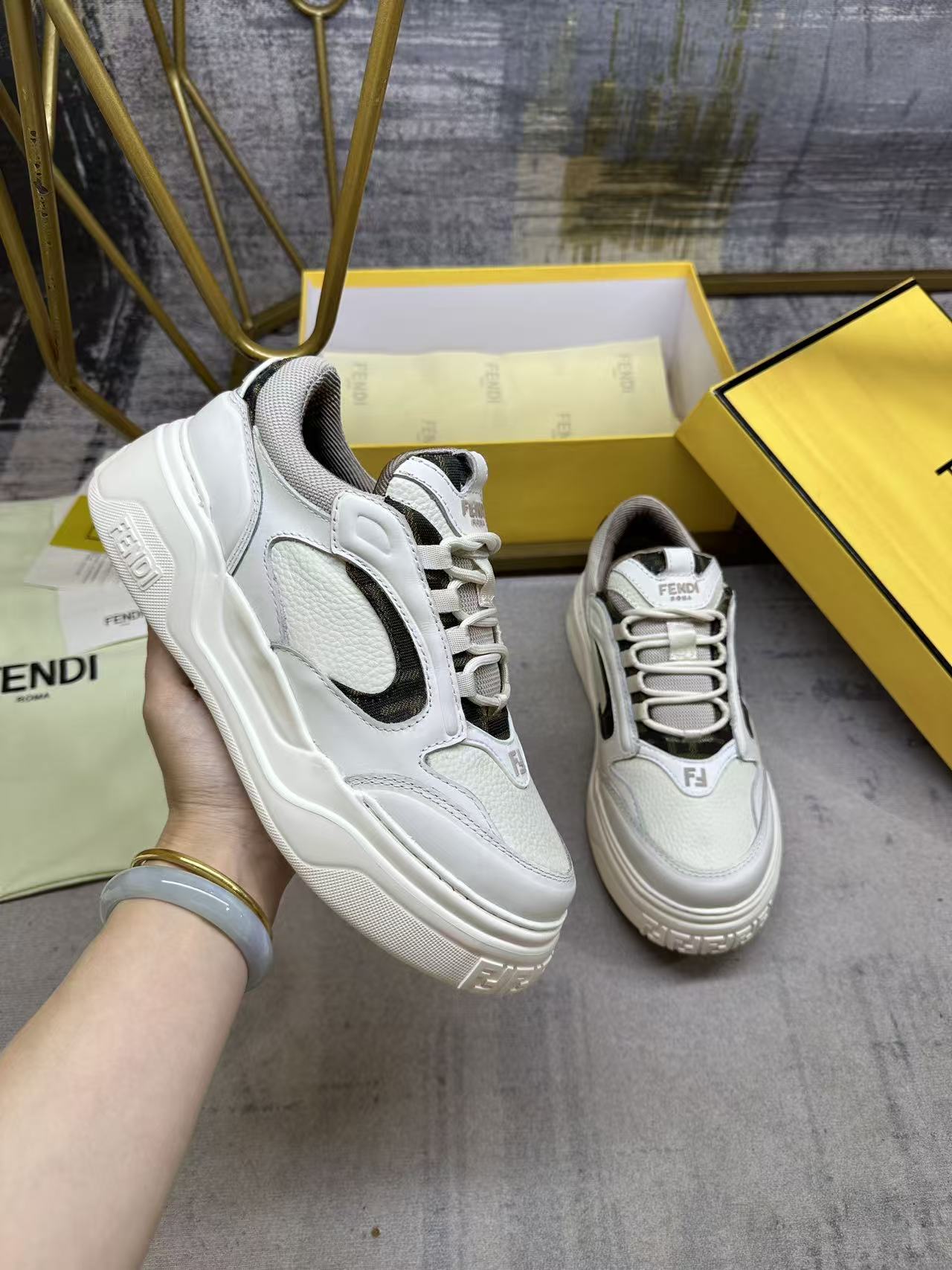 <p>FENDI Force系带低帮鞋 白色全粒面和光滑皮料材质 采用衬垫元素 棕色FF提花和米色科技布料细节 轻质厚实白色鞋底 鞋头和鞋跟带FF图案细节 男38-45码</p>