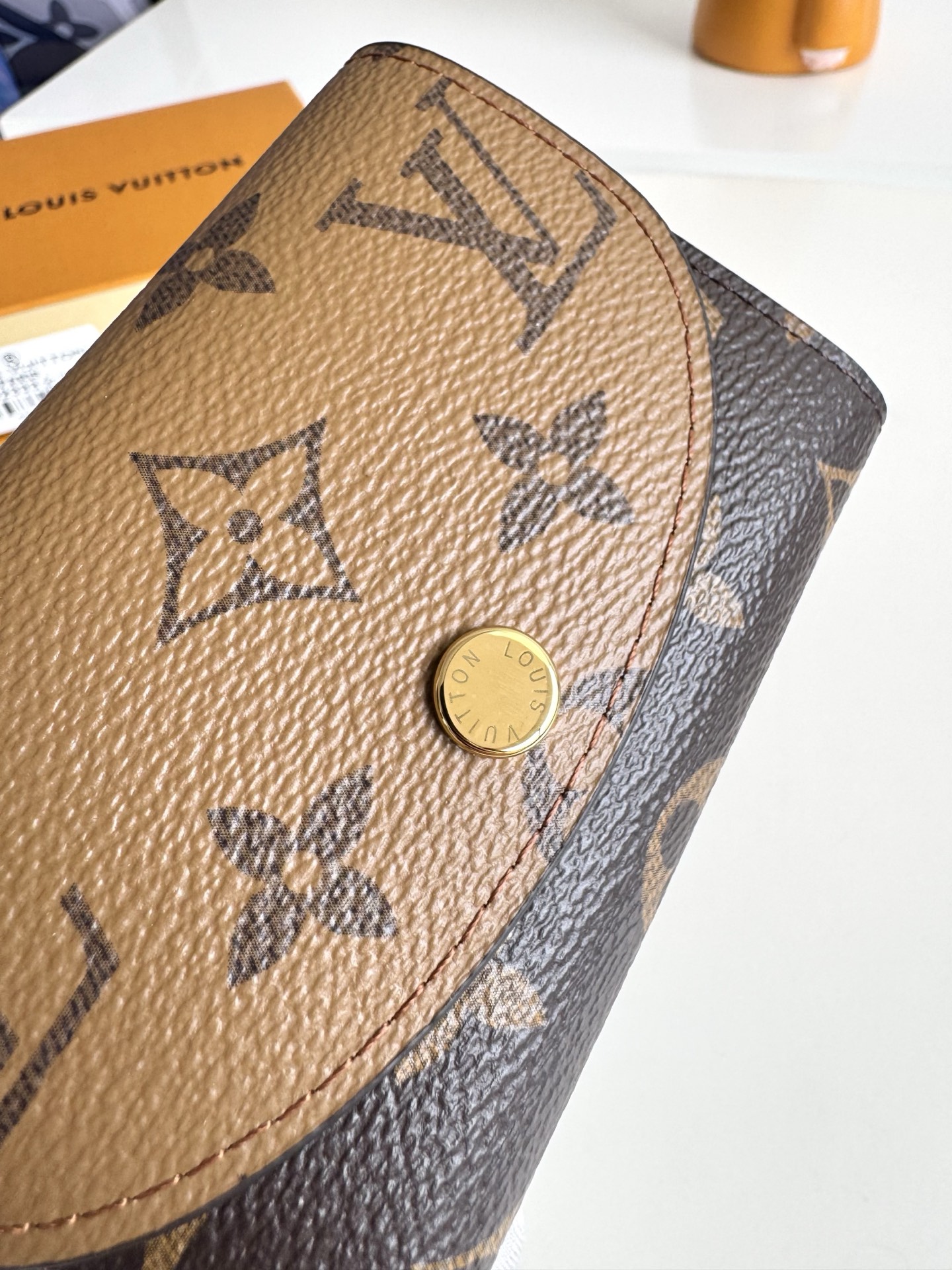 <p>  海外原单M82333金啡独家实拍 本款 Rosalie 零包选用 Monogram 和 Monogram Reverse 帆布 以铭纹按扣开启圆润翻盖 设有内贴袋 拉链零袋 卡片夹层和后贴袋 尺寸 11×8×2.5cm</p>