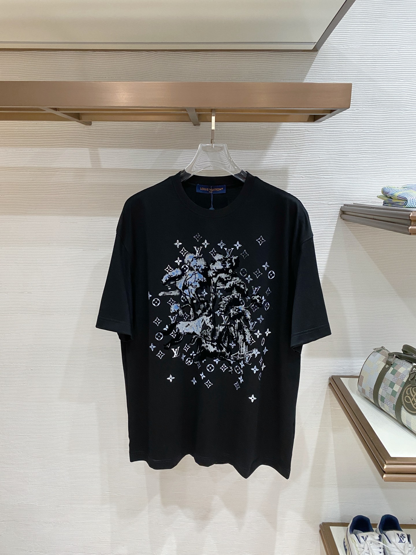 <p> 顶级面料云朵棉</p><p>LV 2026春夏新款圆领短袖T恤衫 贸易公司渠道稀出 同步官网发售  经典时尚设计素 为全新系列注入满满活力 这款T恤衫用心甄选客供进口100%棉面料制成 面料手感亲肤柔软细腻 拥有着无比舒适透气性的穿着体验 顶级品质尺码 M-3XL</p>