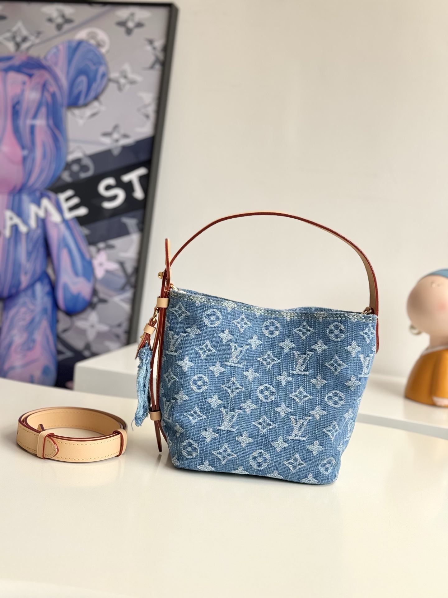 <p>   海外原单M28107独家实拍  All In BB 手袋取材丹宁布焕新呈现 为 Denim Rendez-Vous 系列添注现代洒脱气息 水桶包构型巧搭撞色皮革饰边与标志性 LV 名牌 致意路易威登典藏硬箱 百搭设计实现多种背携方式 可拆卸拉链内袋增添实用巧思 尺寸 18×16×12cm</p>