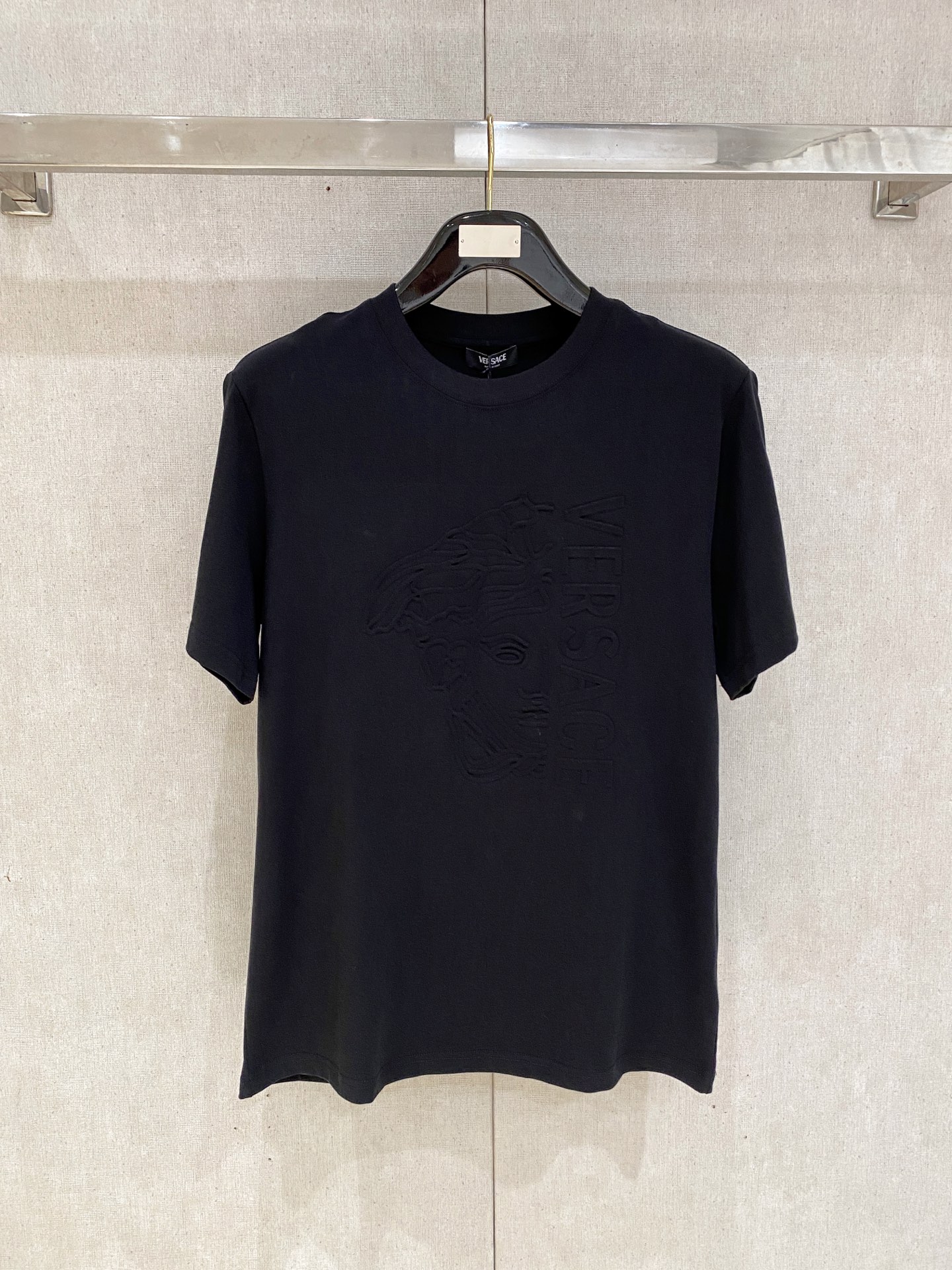 <p>瓦萨Versace 26春夏新品专柜首发最新款短袖圆领T恤 高端订制 设计前卫时尚 品牌logo重工艺设计 高端定制面料 手感柔软 穿着舒适 客供进口高档面料质感非常细腻 细节工艺精湛考究 专柜级别精致车线 做工精细 塑造性极高的一款单品 任何时装都可以搭配 版型超级好 潮男必备单品 </p><p>颜色 白色 黑色</p><p>尺码 S-XXL</p>