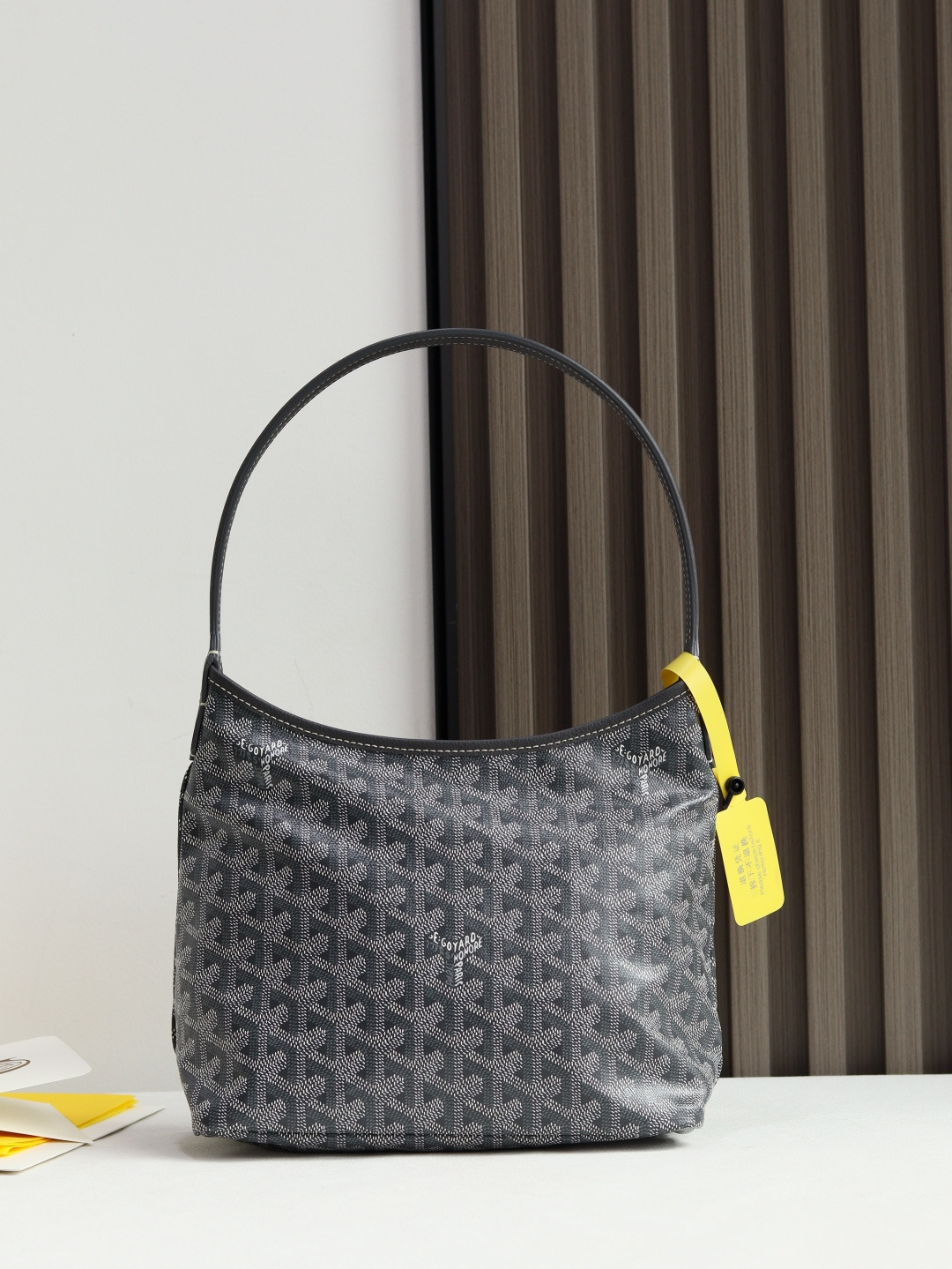 <p> 戈雅  新品Hobo Boheme mini流浪包腋下包 灵感来自波西米亚流浪的生活哲学 两大王牌Saint Louis  Artois系列托特包的综合体 内置子母袋 随性慵懒风 拥有了它你就是时尚界的弄潮儿 肩带的舒适度就是整个包的灵魂 慢工出细活 细节看图就是了  型号  尺寸  26×11×22cm</p>