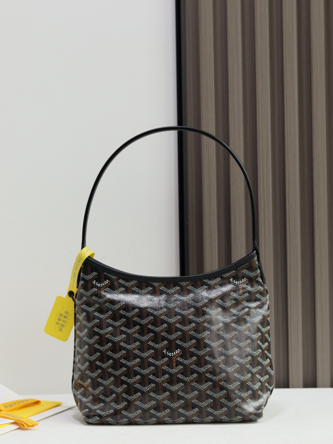 <p> 戈雅  新品Hobo Boheme mini流浪包腋下包 灵感来自波西米亚流浪的生活哲学 两大王牌Saint Louis  Artois系列托特包的综合体 内置子母袋 随性慵懒风 拥有了它你就是时尚界的弄潮儿 肩带的舒适度就是整个包的灵魂 慢工出细活 细节看图就是了  型号  尺寸  26×11×22cm</p>