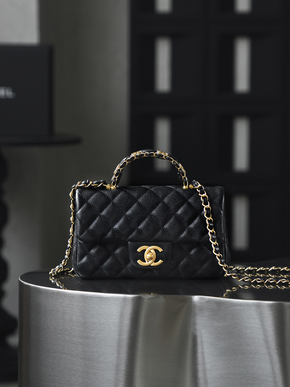 <p> 特级原厂 25B 手柄CF MINI小號特级版MINI小號以時光淬煉的經典 編織硬手柄勾勒優雅輪廓 雙C復古亮金扣藏著品牌的百年底蘊 與做舊五金碰撞出復古韻味 經典與日常的完美共生 </p><p>五金 厚鍍24k復古亮金</p><p>皮料 Hass中球牛皮</p><p>尺寸 12*19.5*6.5cm</p>