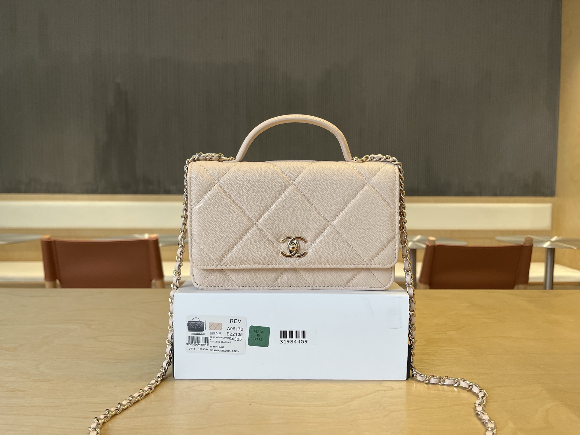 <p> A96170 chanel 25k 白色大菱格woc 实物很可爱 白雪公主一样奶呼呼的 好温柔的小包 太精致了 尺寸:19cm</p>