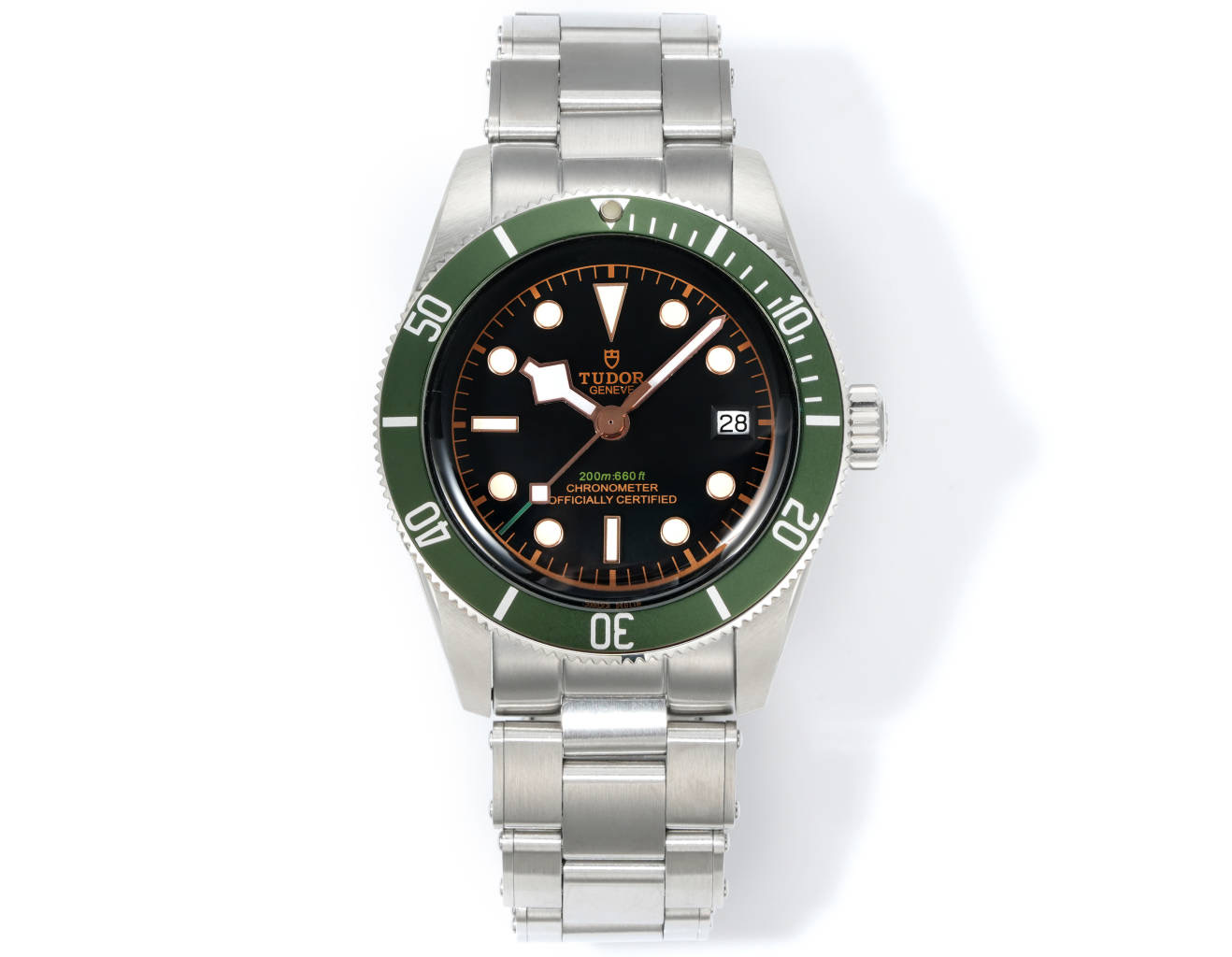 <p>太阳出品 三株<p>V2升级版 帝舵 TUDOR R28 碧湾系列 对于帝舵来说 无疑是一个庞大的产品线 在今年推出了一只全新的单色碧湾 以绝对的实力被认为是劳力士无历黑水鬼的平替 今年推出的这只全新单色碧湾 也迎来了碧湾第三次制表科技和焕新美学风格上的革新 </p><p>1.新款碧湾迎来新的改革 升级夜光珠 而正品同步凹入式 太阳出品精致推荐男士机械腕表 </p>