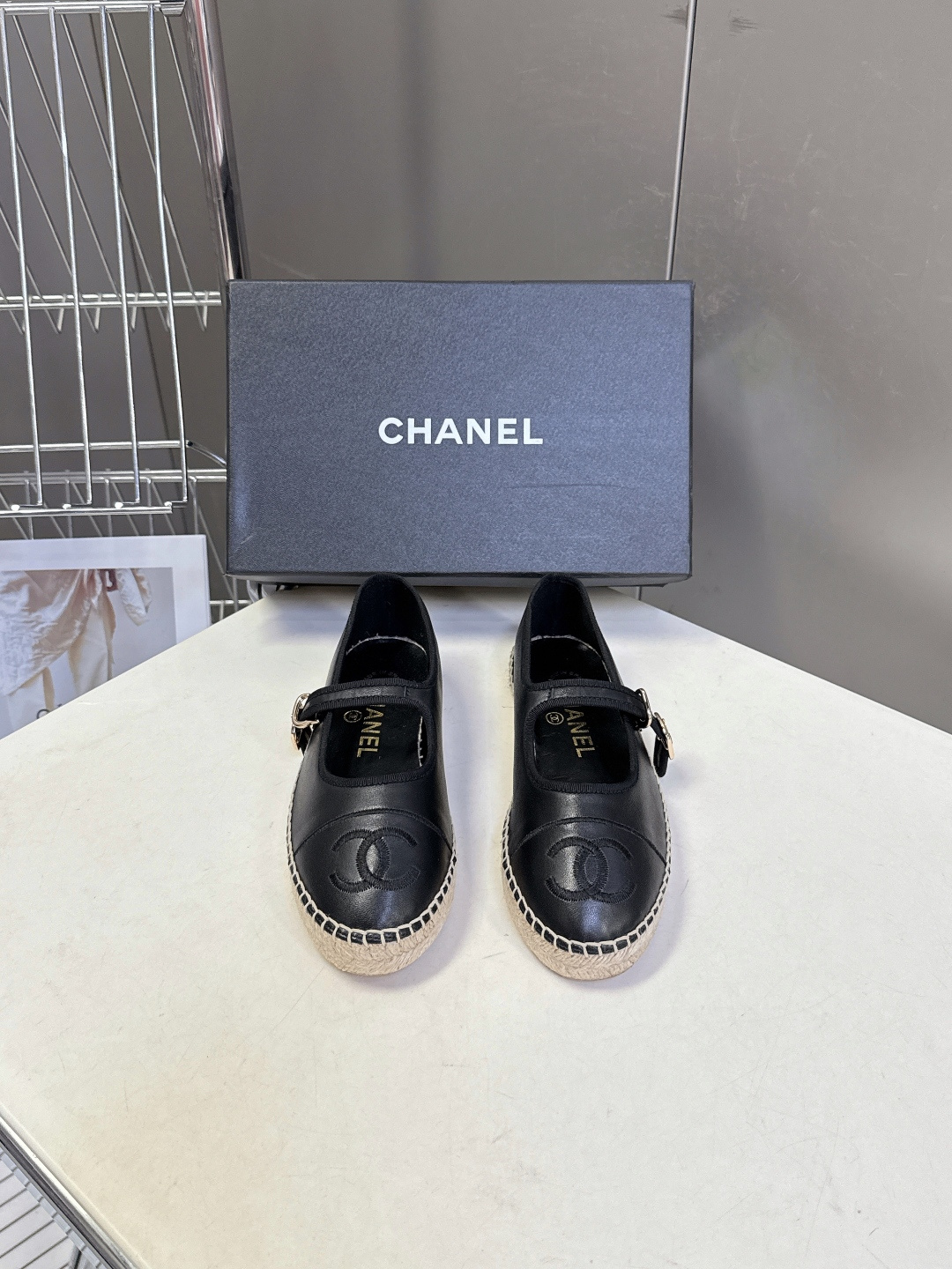 <p> Chanel 香奈儿双C刺绣玛丽珍草编渔夫鞋</p><p>超多明星种草 经典的玛丽珍款草编渔夫鞋 是品牌法式优雅风的标志性鞋款 完美融合了复古与时尚 是春夏通勤 度假的百搭奢品鞋履 鞋头绣有品牌经典的 interlocking CC 双C logo 辨识度拉满 低调彰显品牌身份 鞋身采用一字扣玛丽珍设计 搭配可调节金属搭扣 既修饰脚型 又能稳固锁住脚踝 鞋面进口混种羊皮 内里混种羊皮 原版开模橡胶大底Size 35-41 40 41不退换 </p>