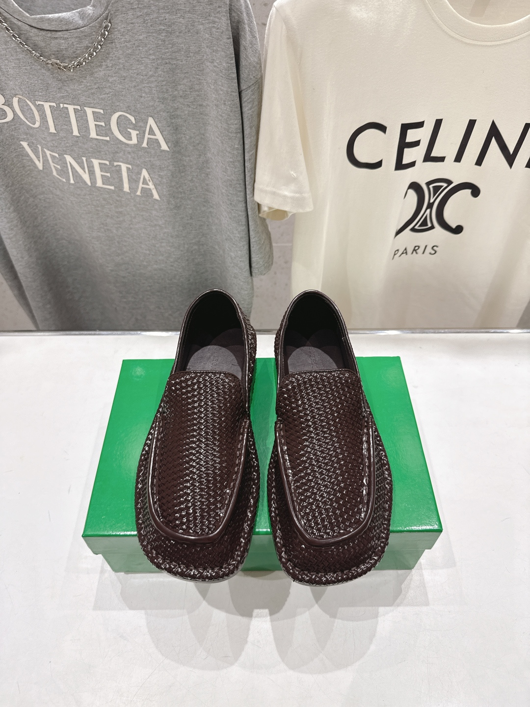 <p> Bottega Veneta/BV F065 2026ss新款真皮手工编织 Astaire一脚蹬平底鞋乐福鞋 情侣款 原版一比一做法 </p><p>当今流行的又一趋势 天花板啦 最全色百搭 精致平底 包裹面料 同色跟皮 用心设计 绝不马虎 耐穿舒适</p><p>鞋面车线选用意大利电脑针车 做工精细码数 35-45 女40.41 男45定制不退换 </p>
