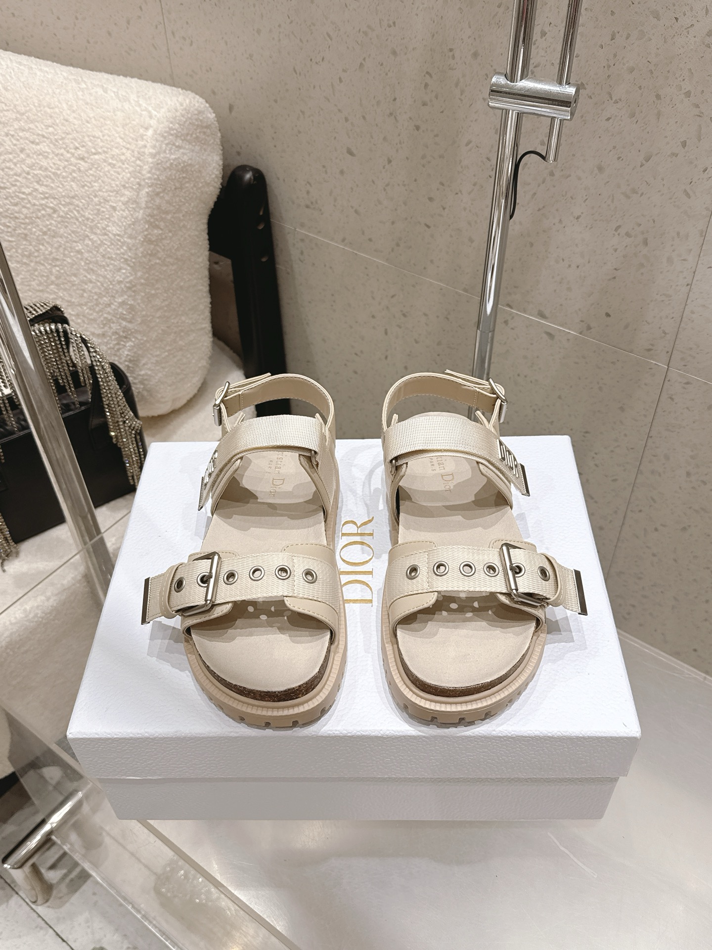 <p>迪奥Dior 早春新款凉鞋拖鞋  </p><p>一眼就想要的凉鞋简单大方 低调奢华 </p><p>配上醒目的克里斯汀 迪奥标志扣非常高级</p><p>穿着舒适好看而且好搭配春夏秋冬都  以穿</p><p>面料 牛皮</p><p>内里 牛皮</p><p>尺码 35-41(40.41不退不换)</p>