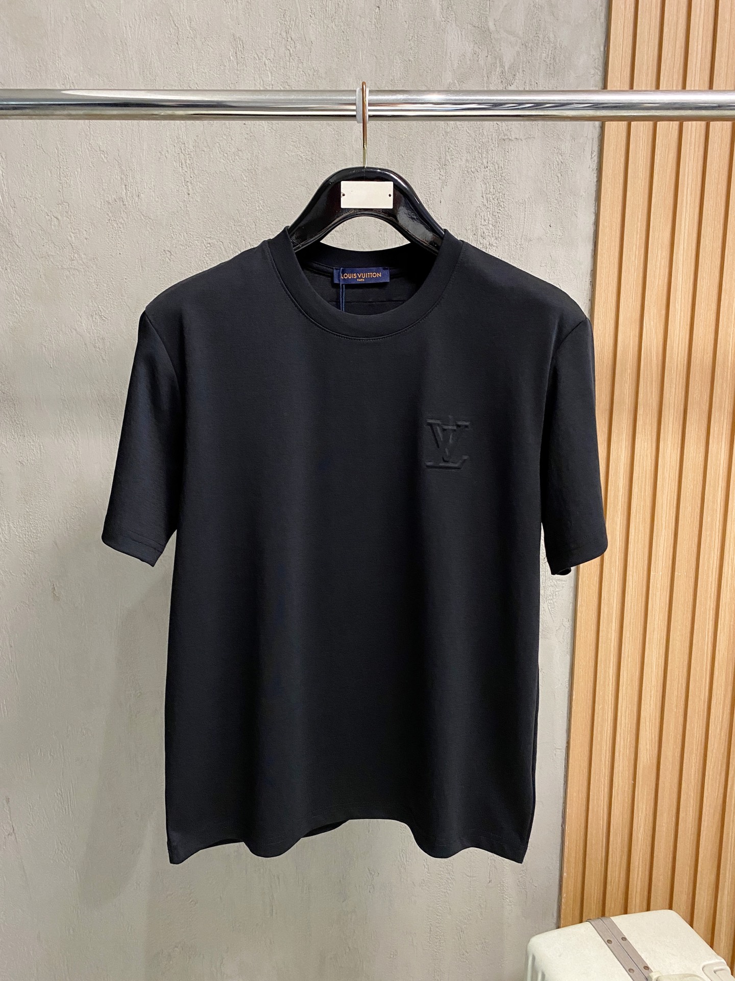 <p>LV 2026ss新品 春夏新款男女同款短袖T恤专柜同步发售 定制专属面料 定制原版工艺螺纹 胸前重工凹凸字母logo工艺设计 颜色 黑色 尺码 S-2XL</p>