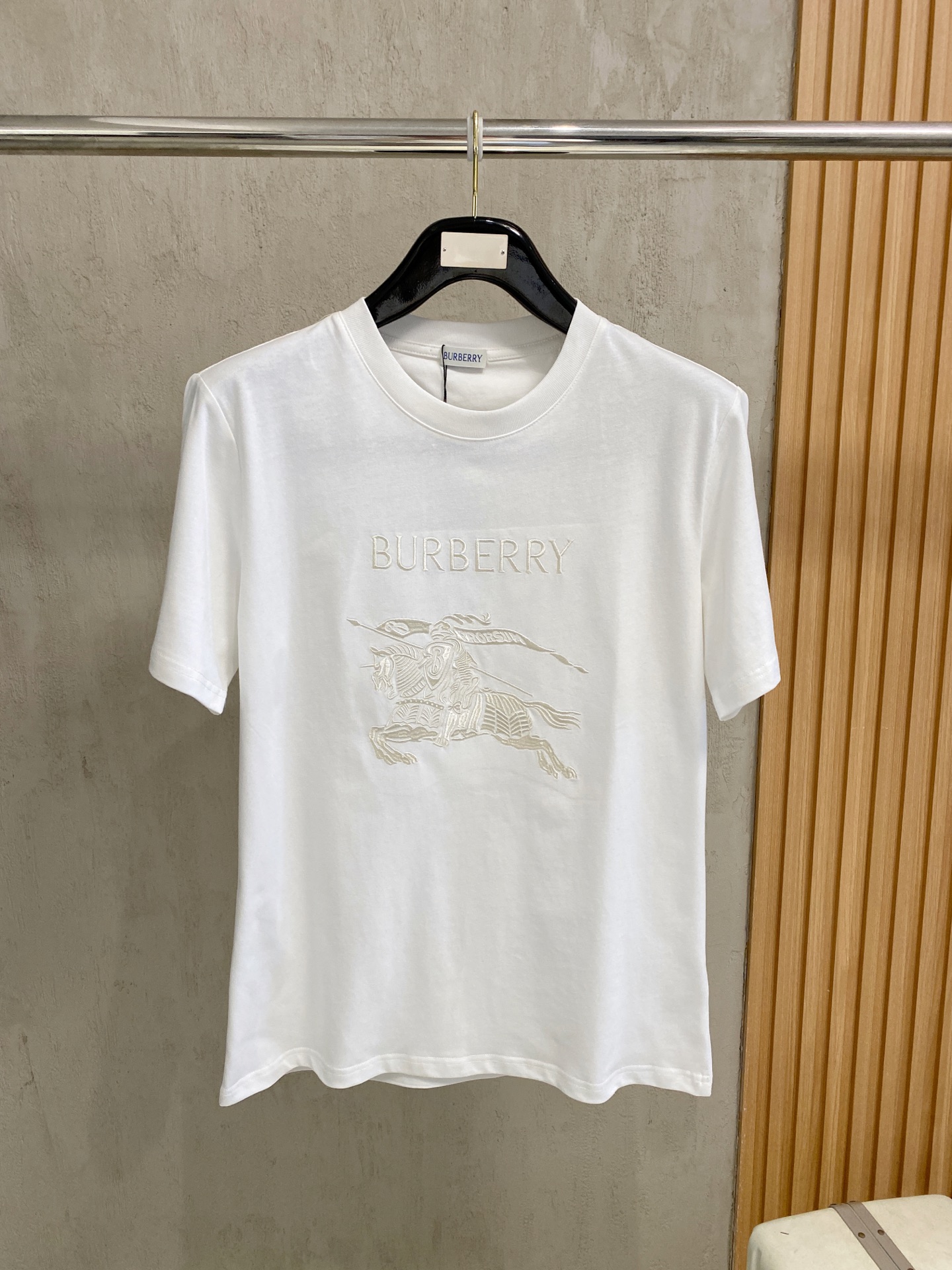 <p>2026SS新品 Burberr*/巴宝莉 马术骑士刺绣棉质针织圆领短袖T恤</p><p>战马刺绣图案主体采用精密挨针绣工艺 刺绣非常精细针法绵密图案清晰且线条感和立体感强 绣体具有微妙的哑光视觉质感 刺绣效果立体饱满 </p>