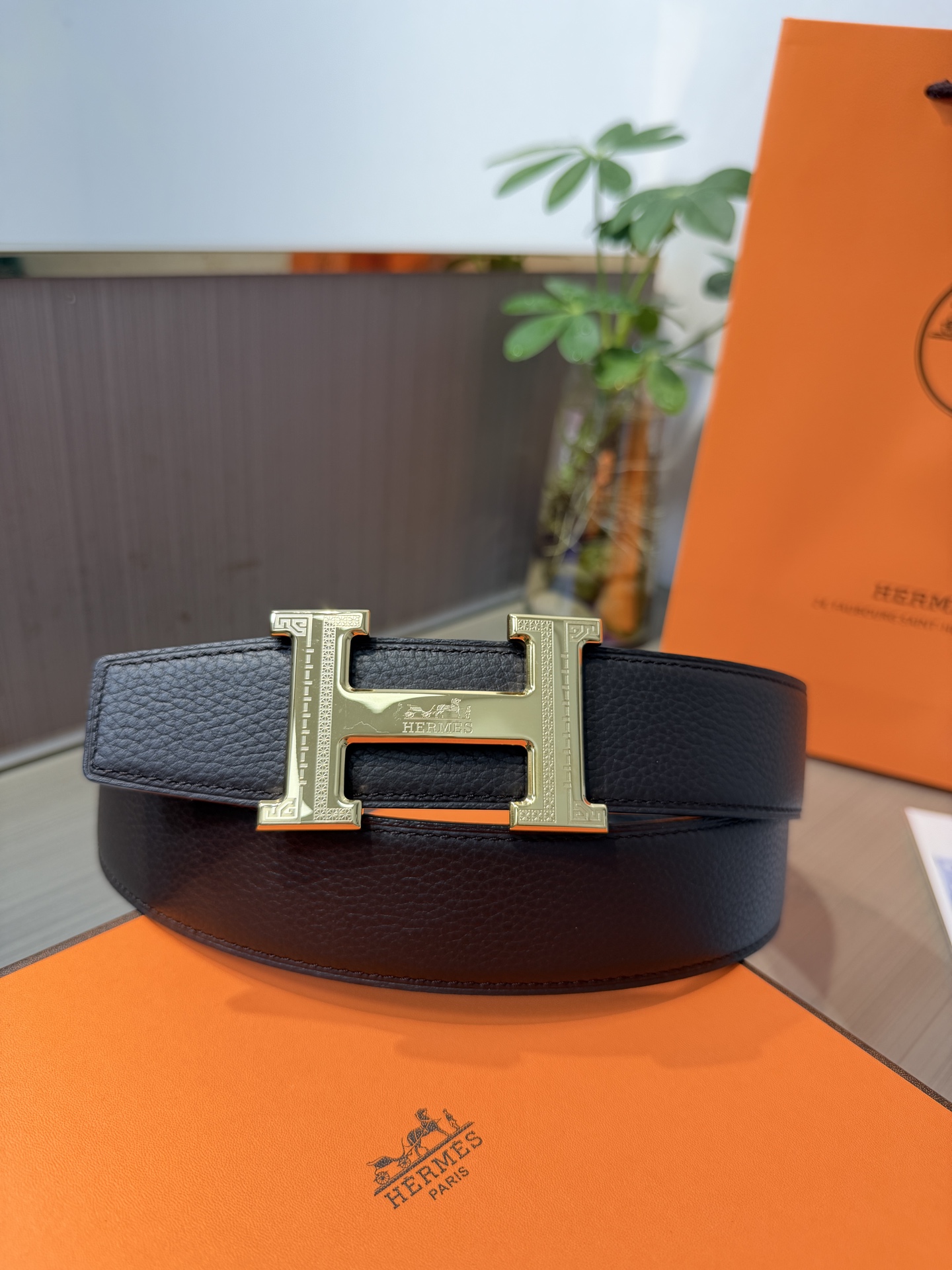 <p> Hermes爱马仕 男士双面皮腰带38mm 双面头层牛皮 双面可用 搭配精品钢扣五金 做工精致 实物拍摄 高端奢华 </p>
