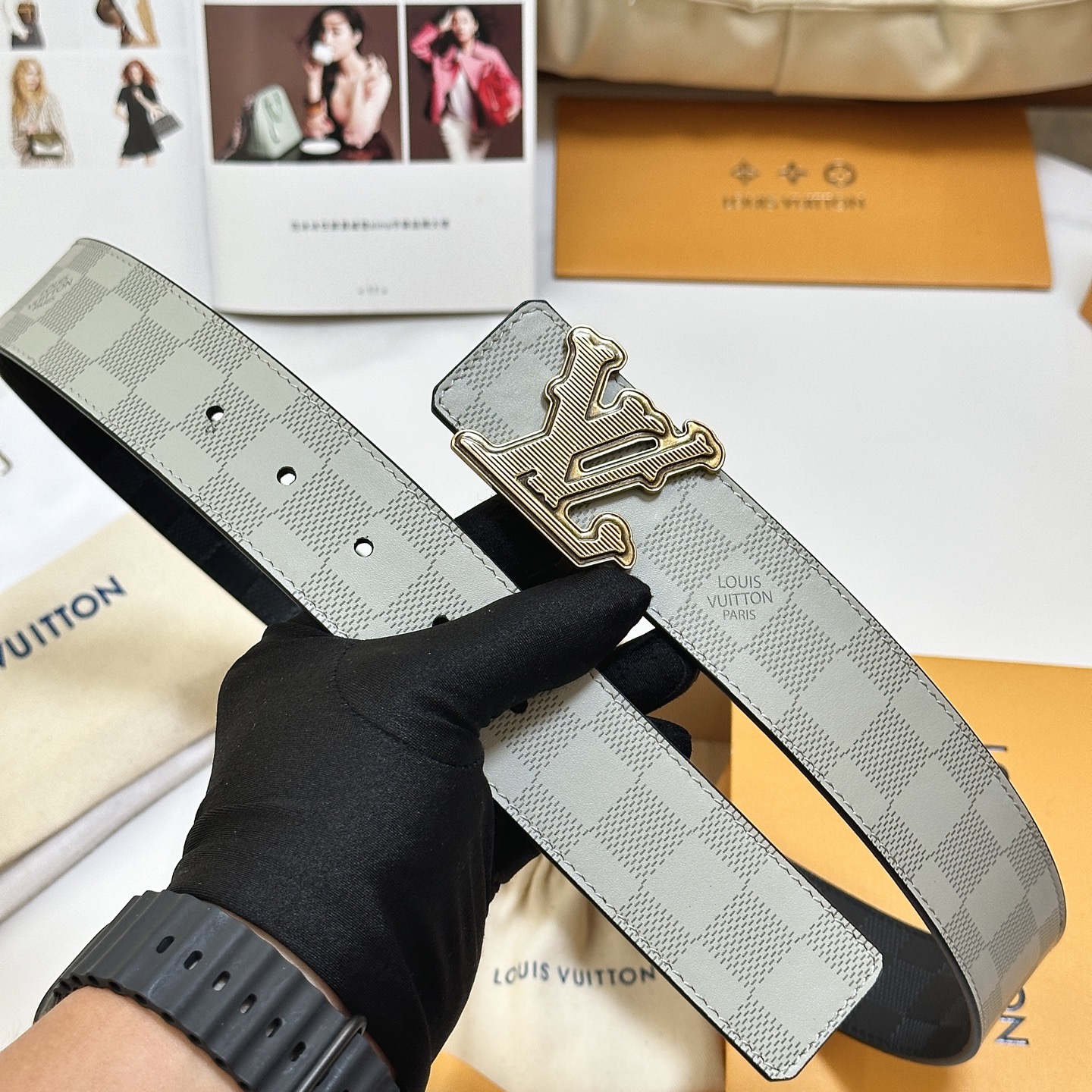 <p> LV.路易威登 </p> 宽度 40mm宽度 正品一体铸造五金钢扣 原厂皮料 双面原厂定制进口面料 可双面使用</p>