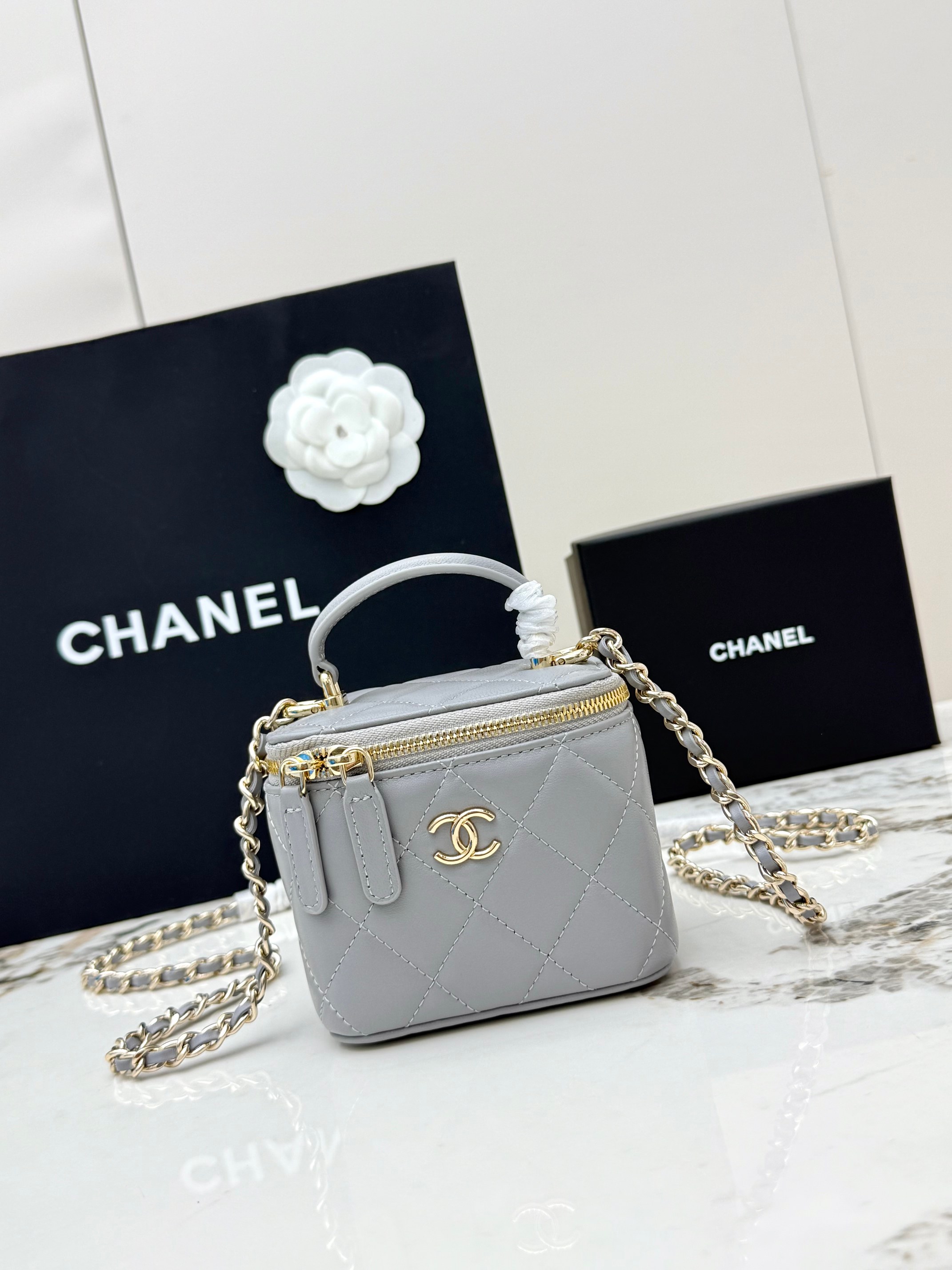 <p> 进口原厂皮     配盒 CHANEL 小号 香奈儿21K化妆包 香奶奶家的新款盒子链条化妆包 不愧是今年的热门款 这个系列自从推出以来 就虏获了太多妹子的心 小巧可爱 可斜挎可手提 上身减龄好看通体经典的菱格纹进口小羊皮材质设计</p>